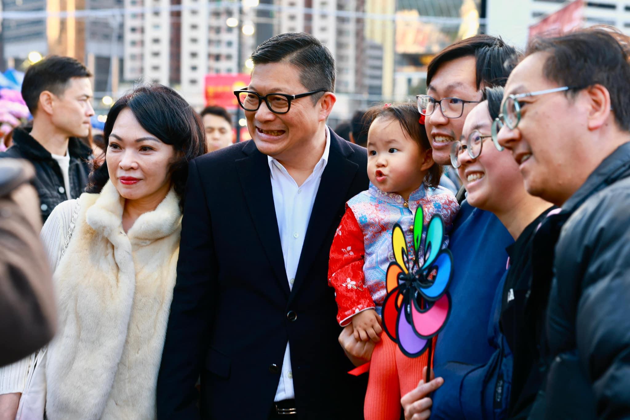 鄧炳強同太太行維園花市 入手「度身訂造」公仔氣球|Ray Online (@FB 鄧炳強 Tang Ping Keung)