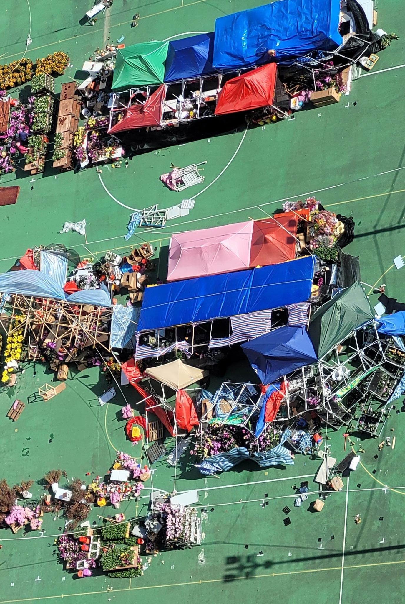 深水埗長沙灣遊樂場年宵市場部分攤檔被強風破壞(長沙灣美食及消費關注組FB)