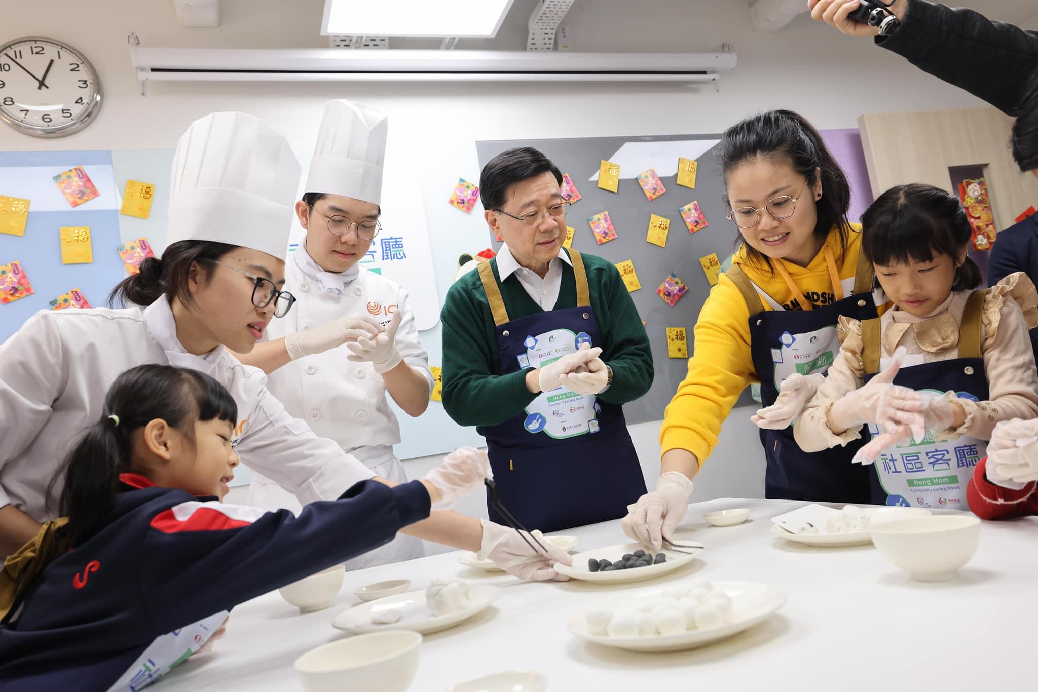 李家超與學生準備團年飯。(李家超FB)