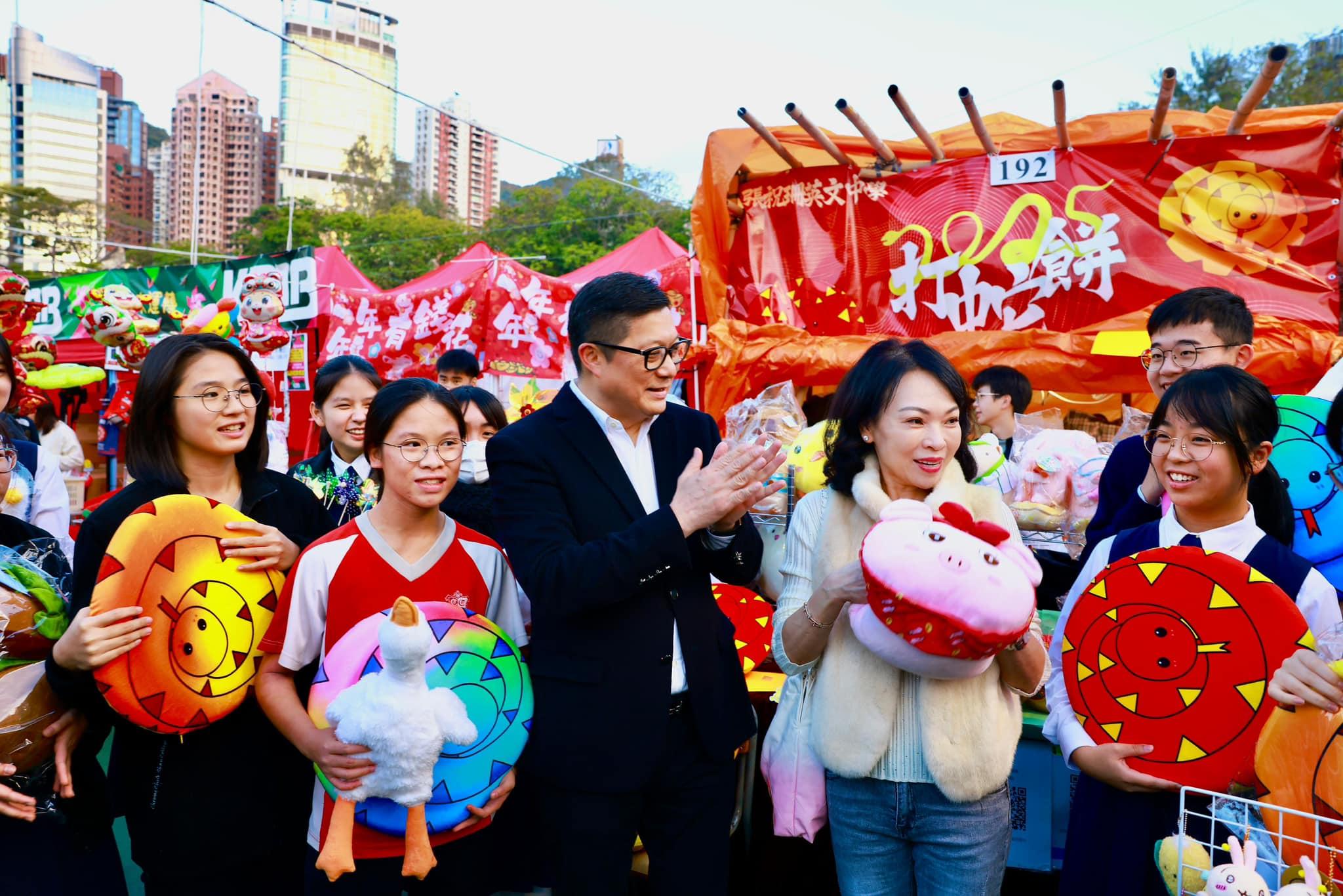 鄧炳強同太太行維園花市 入手「度身訂造」公仔氣球|Ray Online (@FB 鄧炳強 Tang Ping Keung)