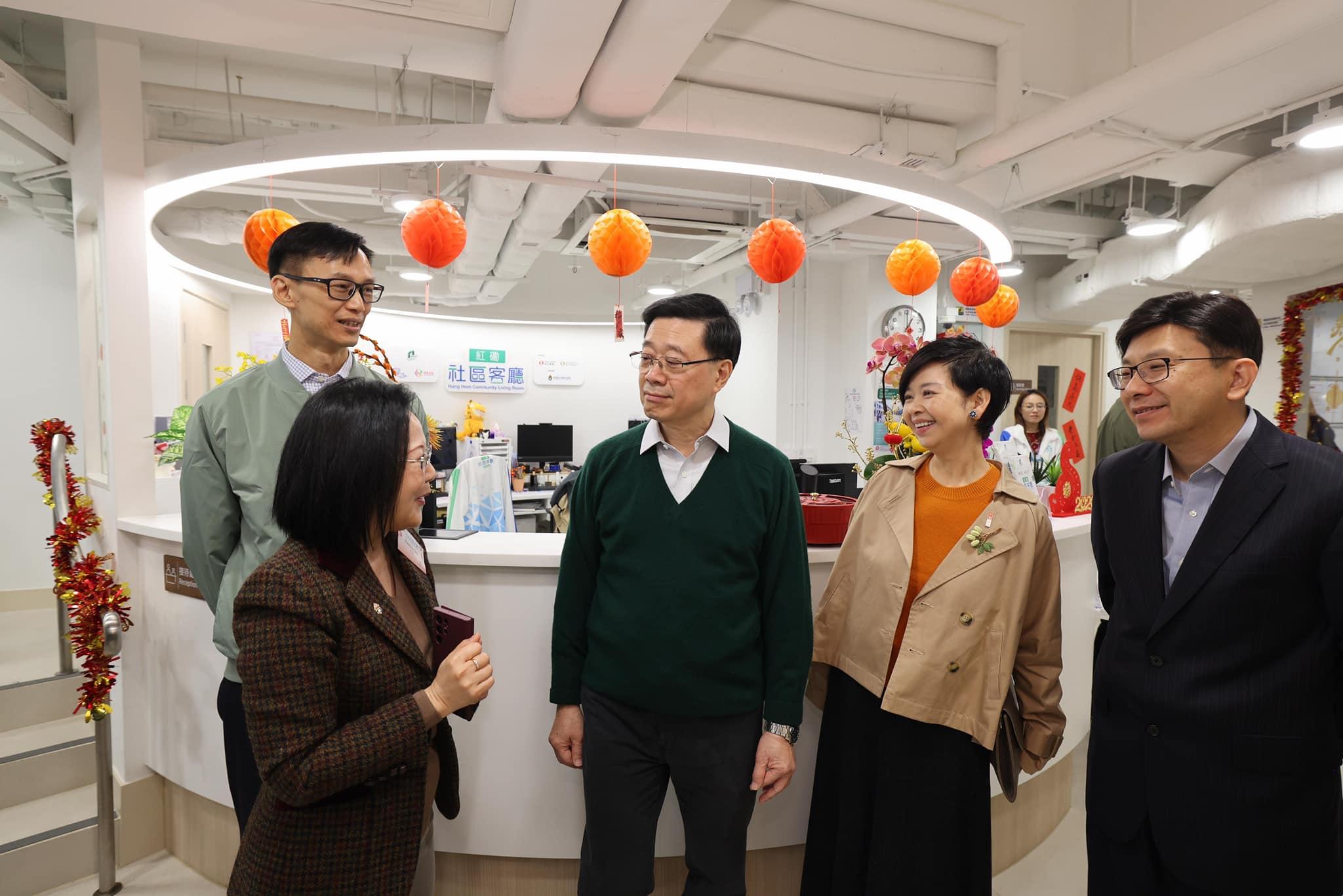 李家超指年內增設最少3個社區客廳。(李家超FB)