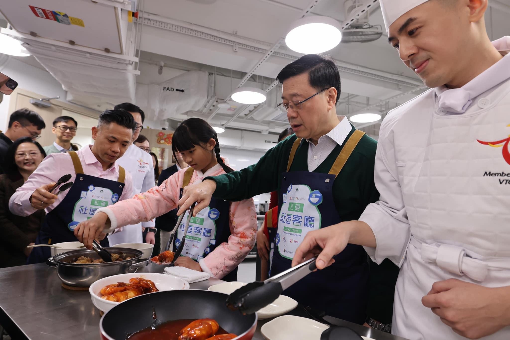 李家超與學生準備團年飯。(李家超FB)