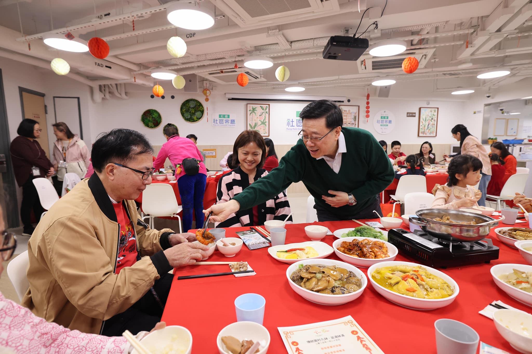 李家超落區探訪市民。(李家超FB)