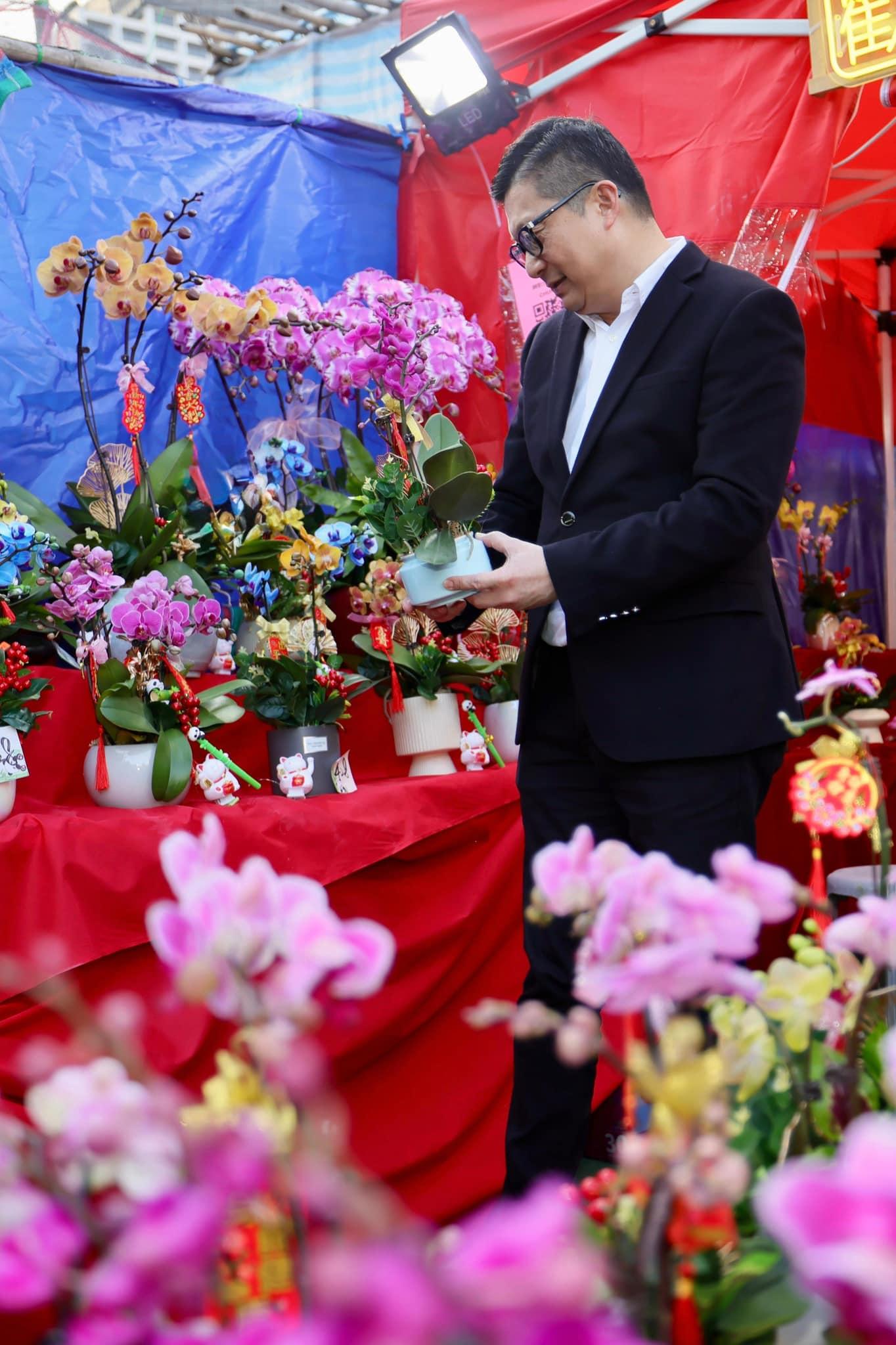 鄧炳強同太太行維園花市 入手「度身訂造」公仔氣球|Ray Online (@FB 鄧炳強 Tang Ping Keung)