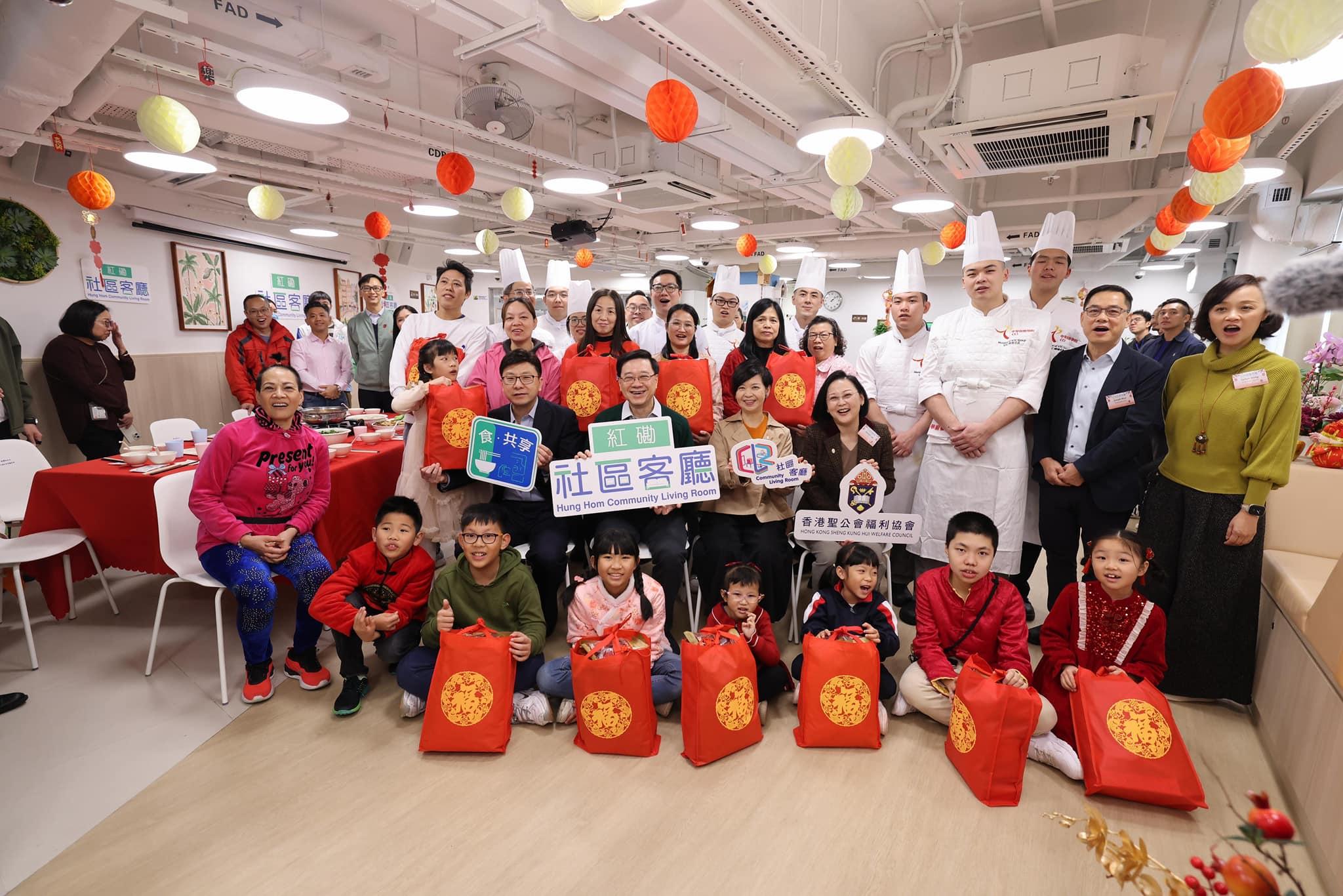 李家超落區探訪市民。(李家超FB)