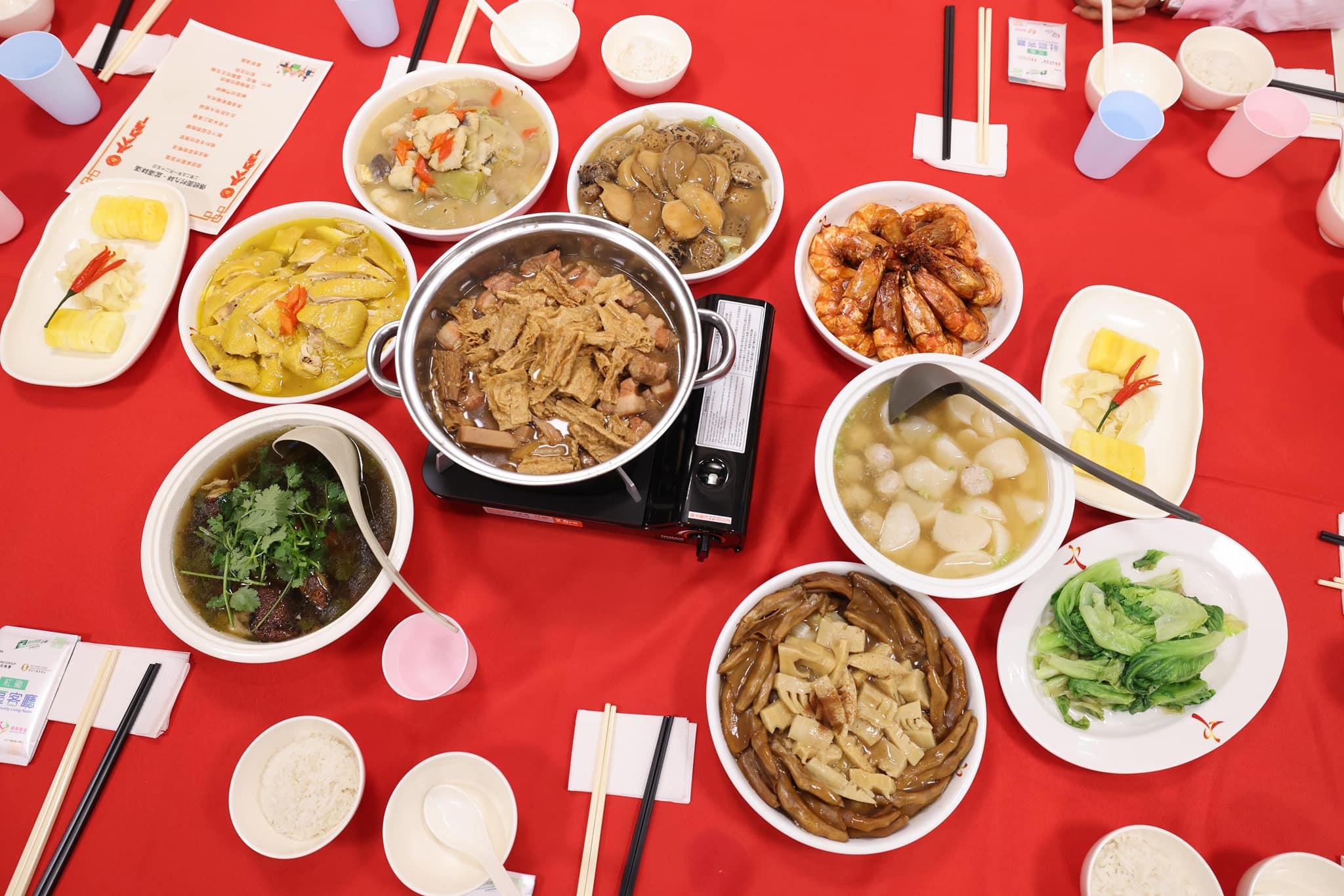 李家超與學生和基層家庭共進團年飯。(李家超FB)