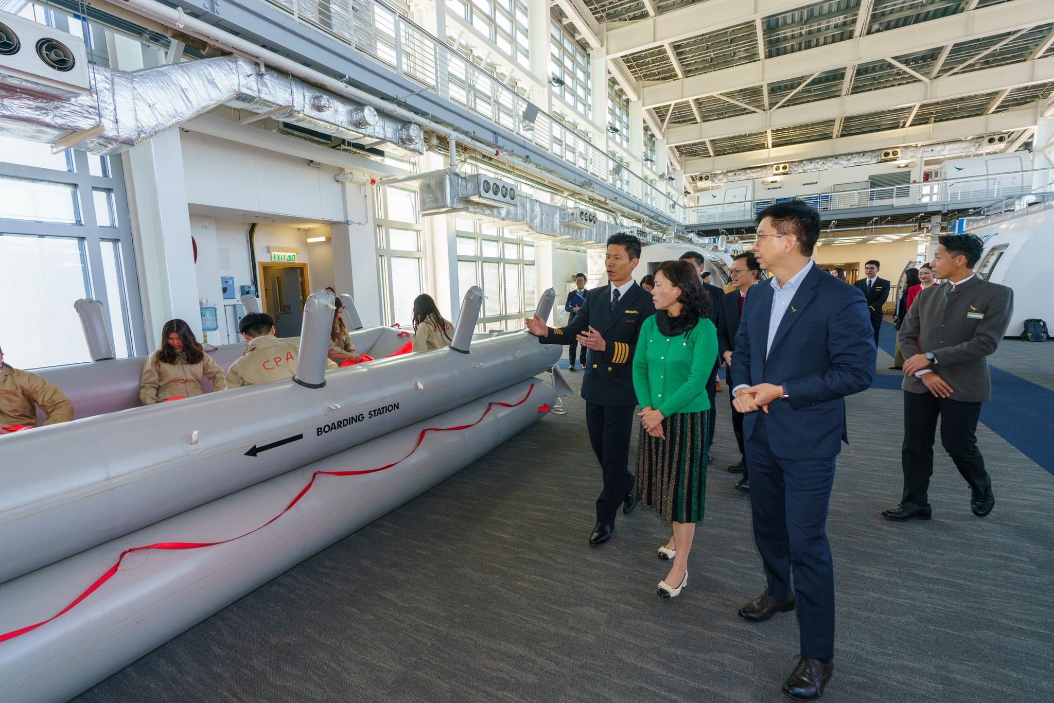 運輸及物流局局長陳美寶到訪國泰城。(運輸及物流局fb)