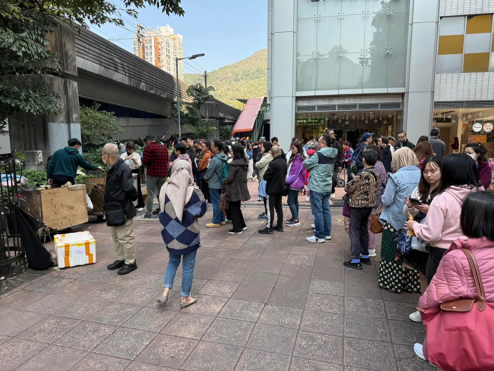 屯門市廣場近杯渡輕鐵站位置年廿九晚和年初一都擺滿攤檔,不但有人售賣物品,亦有臭豆腐、串燒及雞蛋仔等本土小食「走鬼檔」,吸引市民大排長龍(港式 真‧本土美食關注組fb)