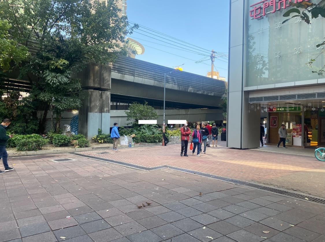 食環署職員在屯門執法,驅趕杯渡站以至屯門新墟一帶的小販。(真.屯門友fb)