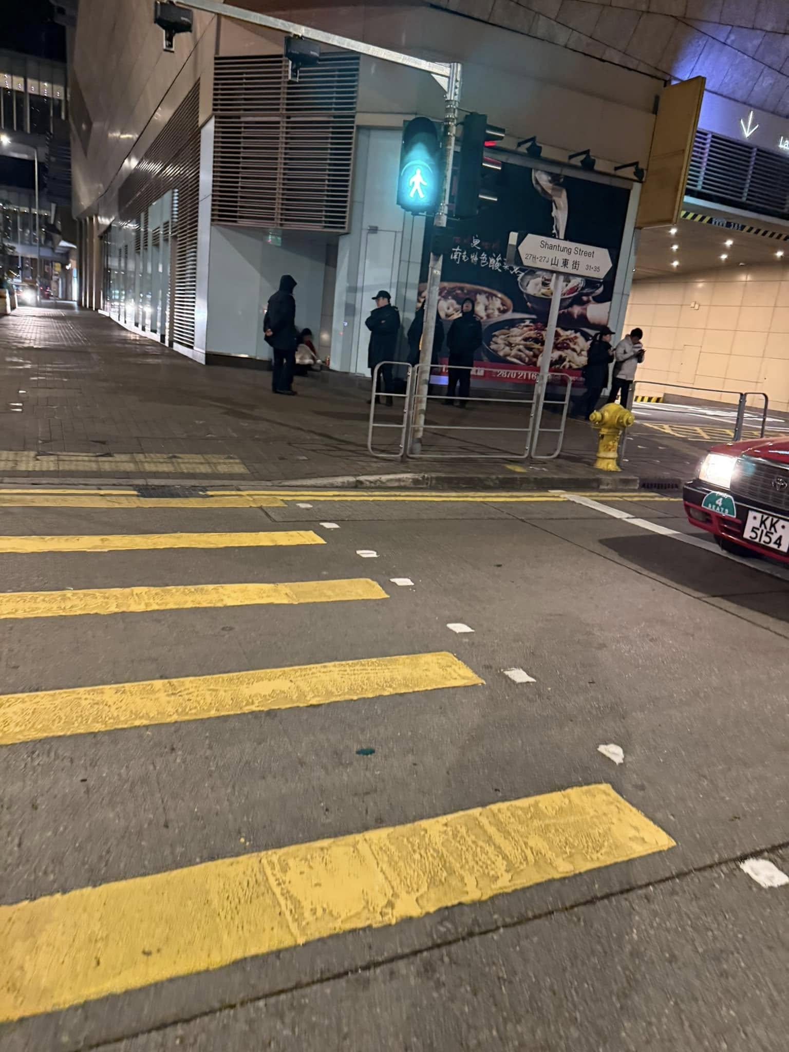 有網民指昨日(30日)年初二凌晨約3時45分在旺角山東街與上海街交界近朗豪坊位置,發現仍有數名食環署職員駐守街頭(青衣街坊吹水會fb)