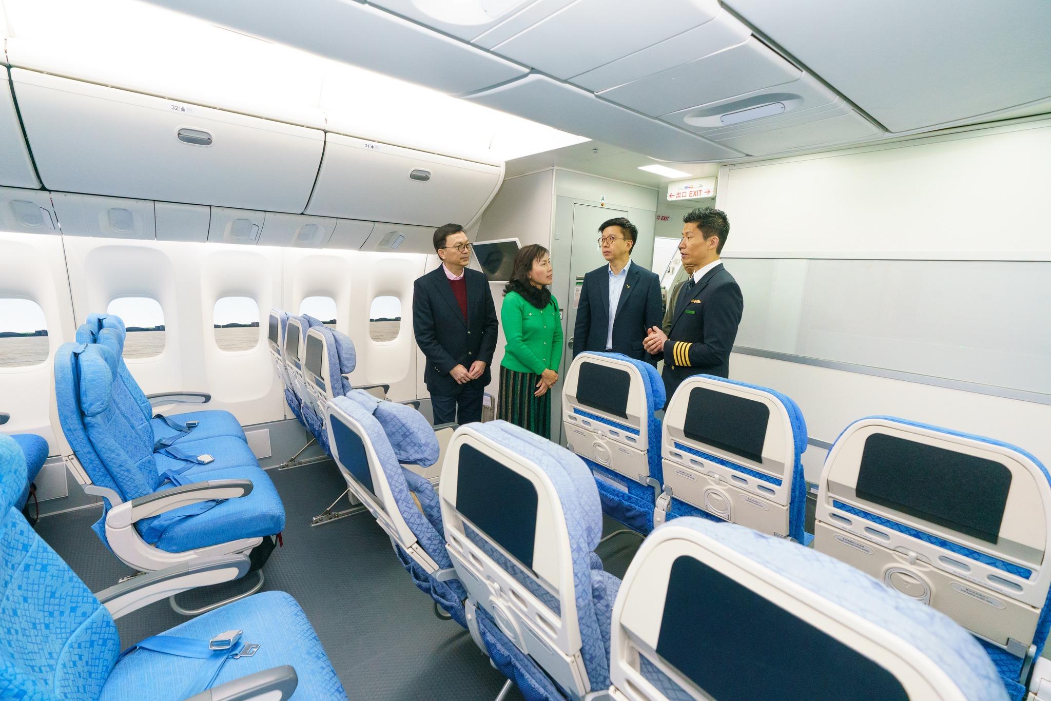 運輸及物流局局長陳美寶到訪國泰城。(運輸及物流局fb)