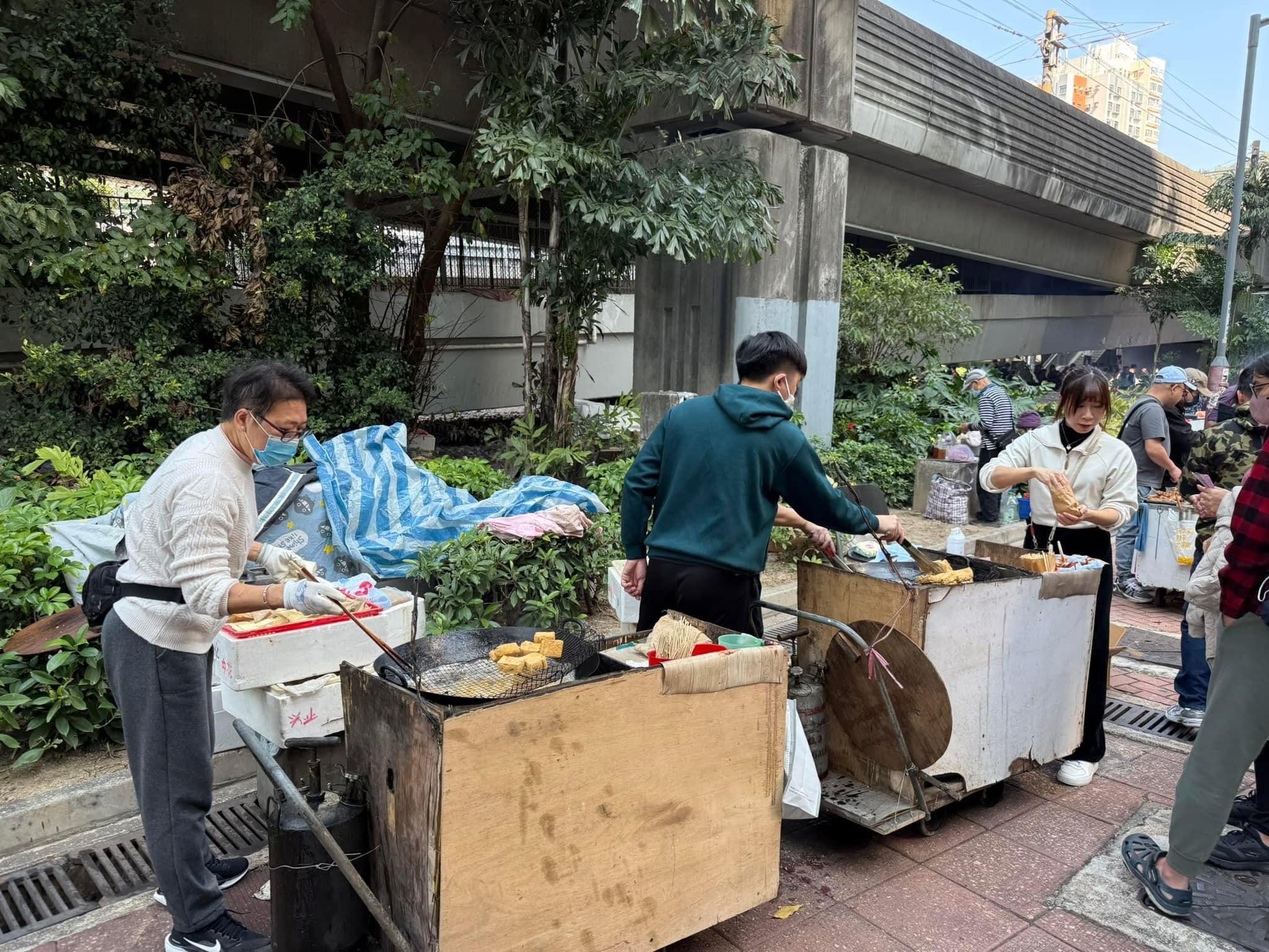 屯門市廣場近杯渡輕鐵站位置年廿九晚和年初一都擺滿攤檔,不但有人售賣物品,亦有臭豆腐、串燒及雞蛋仔等本土小食「走鬼檔」,吸引市民大排長龍(港式 真‧本土美食關注組fb)