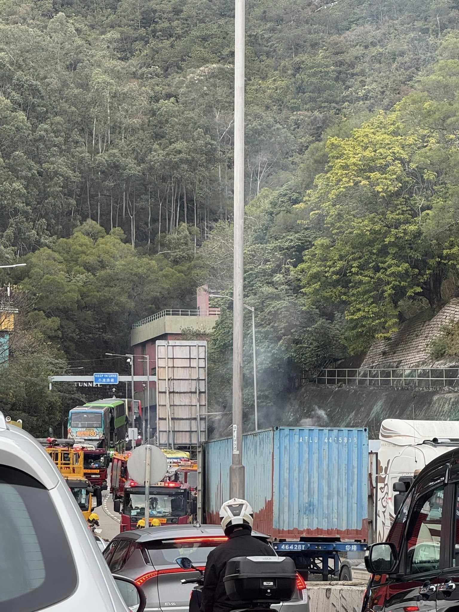 一輛貨櫃車沿獅子山隧道往九龍方向行駛,駛出管道後不久,車輛貨櫃突然起火冒煙。 馬路的事 (即時交通資訊台)