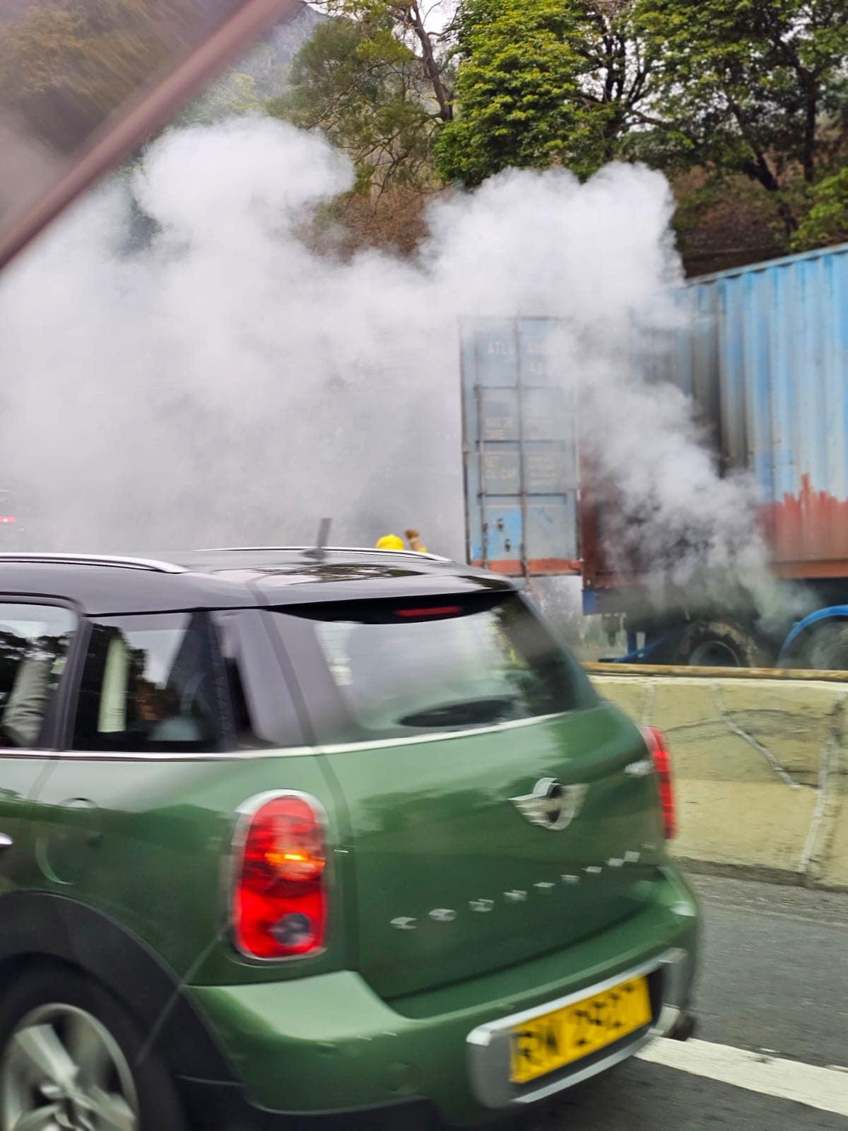 一輛貨櫃車沿獅子山隧道往九龍方向行駛,駛出管道後不久,車輛貨櫃突然起火冒煙。 車cam L(香港群組)