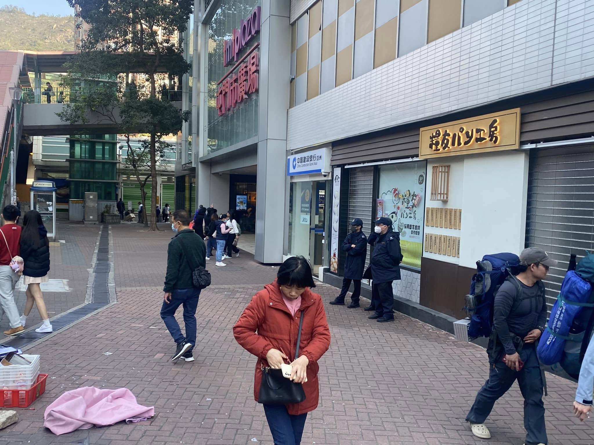 食環署職員在屯門執法,驅趕杯渡站以至屯門新墟一帶的小販。(真.屯門友fb)