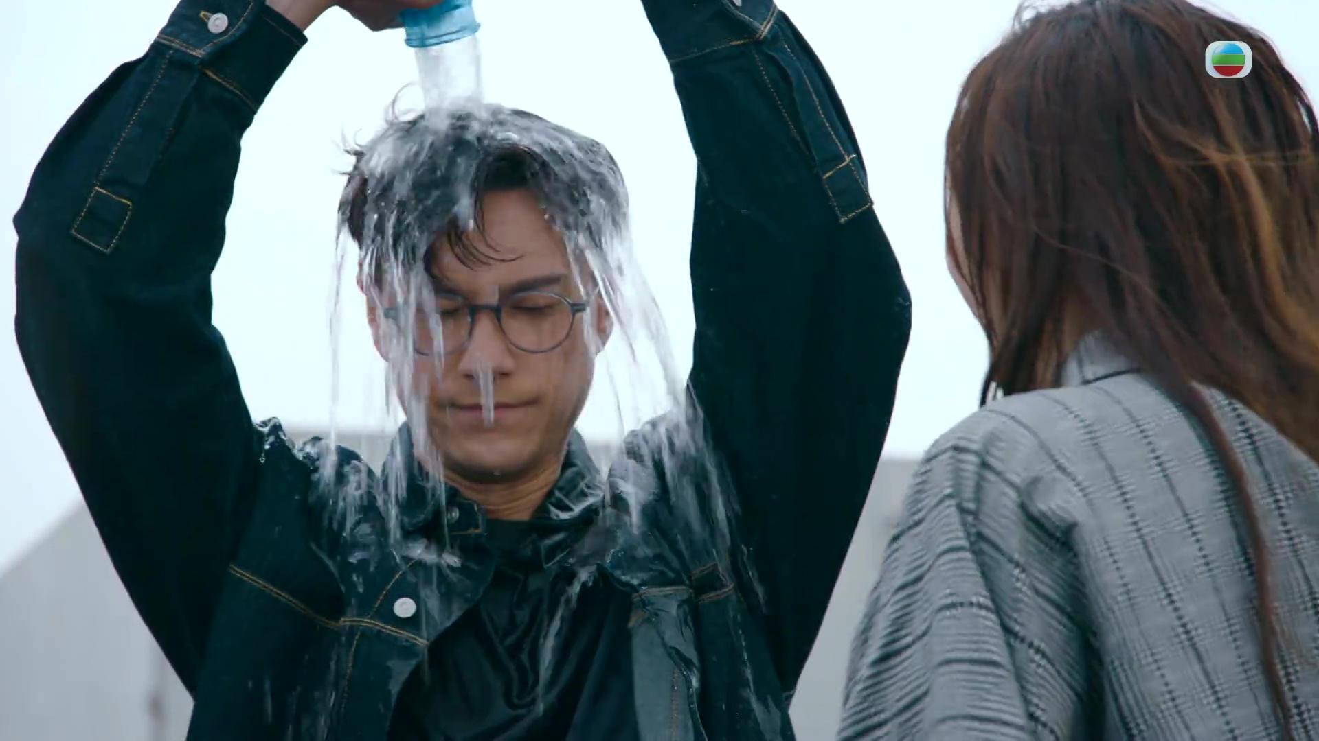 朱仔為咗幫Jinny,情急智生搶過水樽自淋,有型得嚟又夠晒sweet!