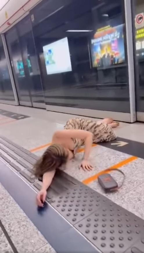 豹紋「醉娃」緩緩起身。(網片截圖)