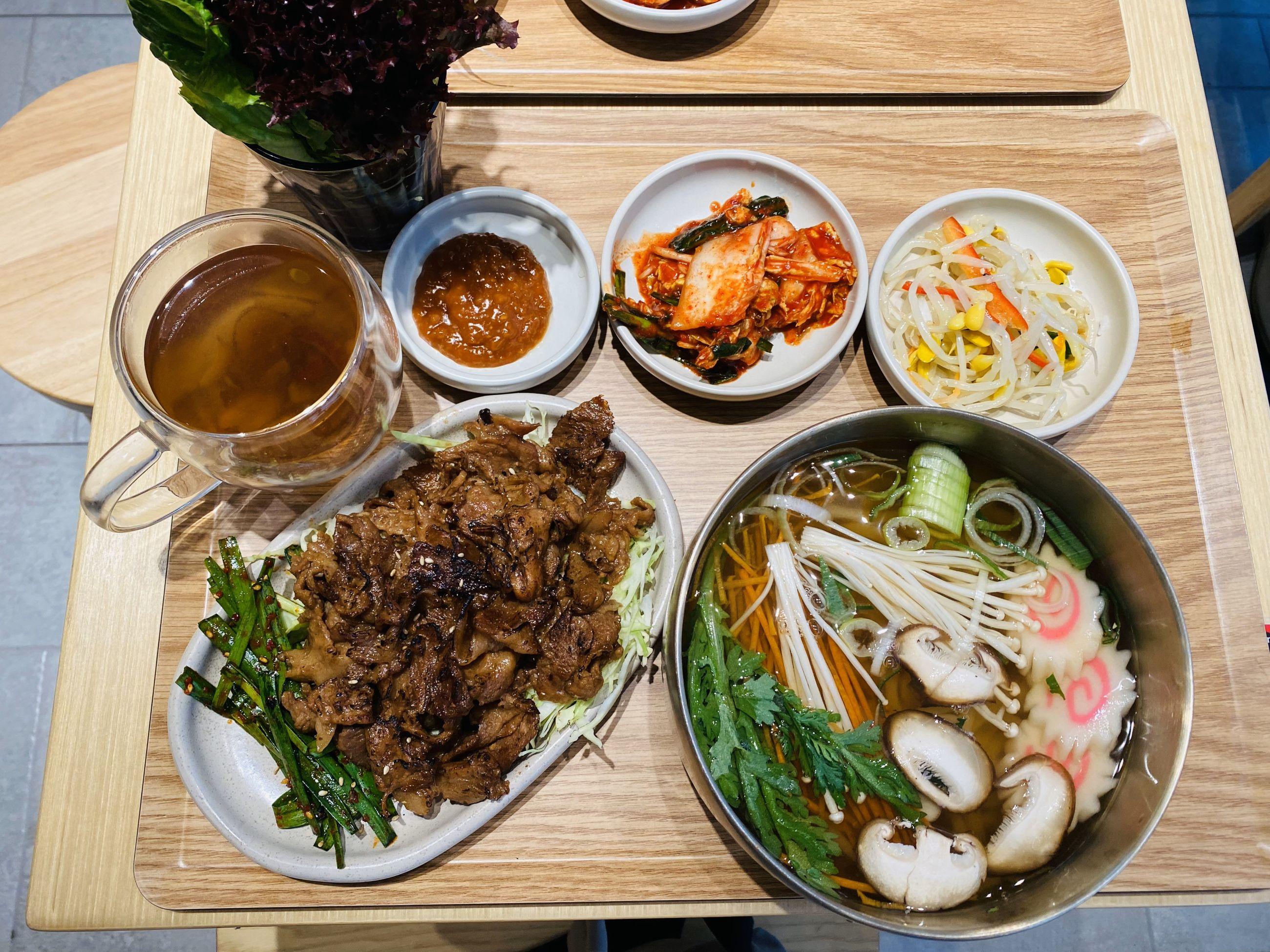 記者當日點選了大邱炭烤豬肉套餐($68),附送2款前菜,另加$20白飯轉烏冬;加$15要蔬菜盤、加$10飲紅棗茶。