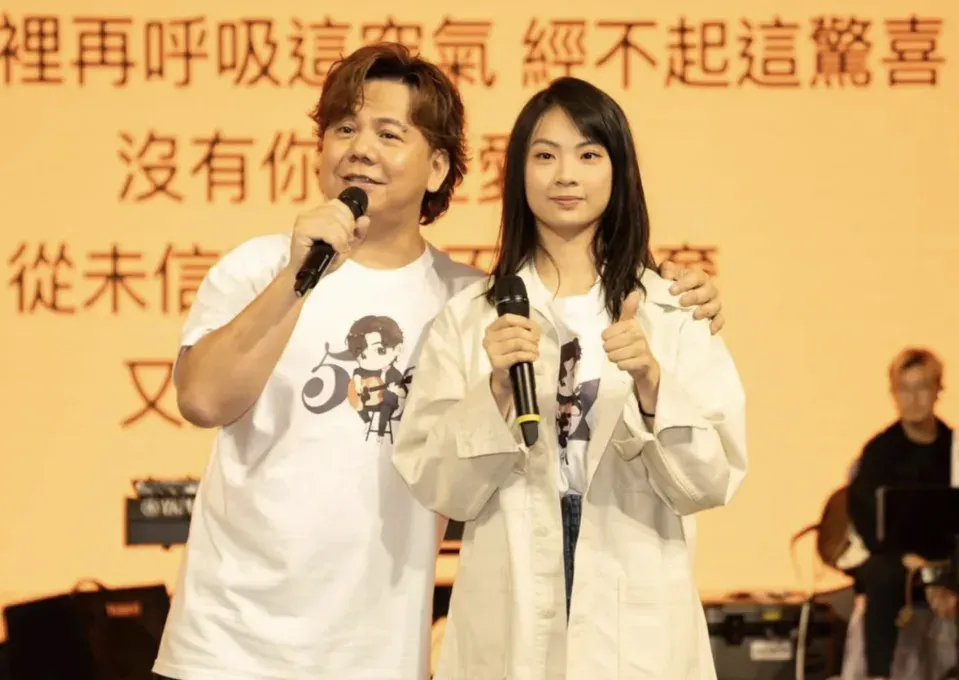 伍仲衡早前簽下洪心怡,之後就冇得做《中年好聲音》評審