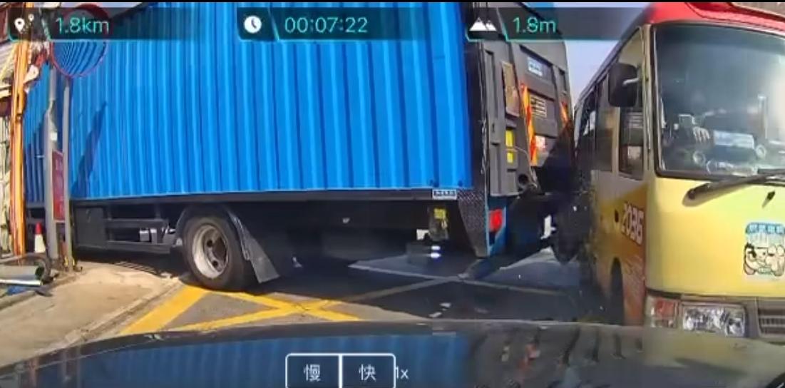 元朗一輛貨車倒車時撞到小巴。(fb「車cam L(香港群組)」截圖)