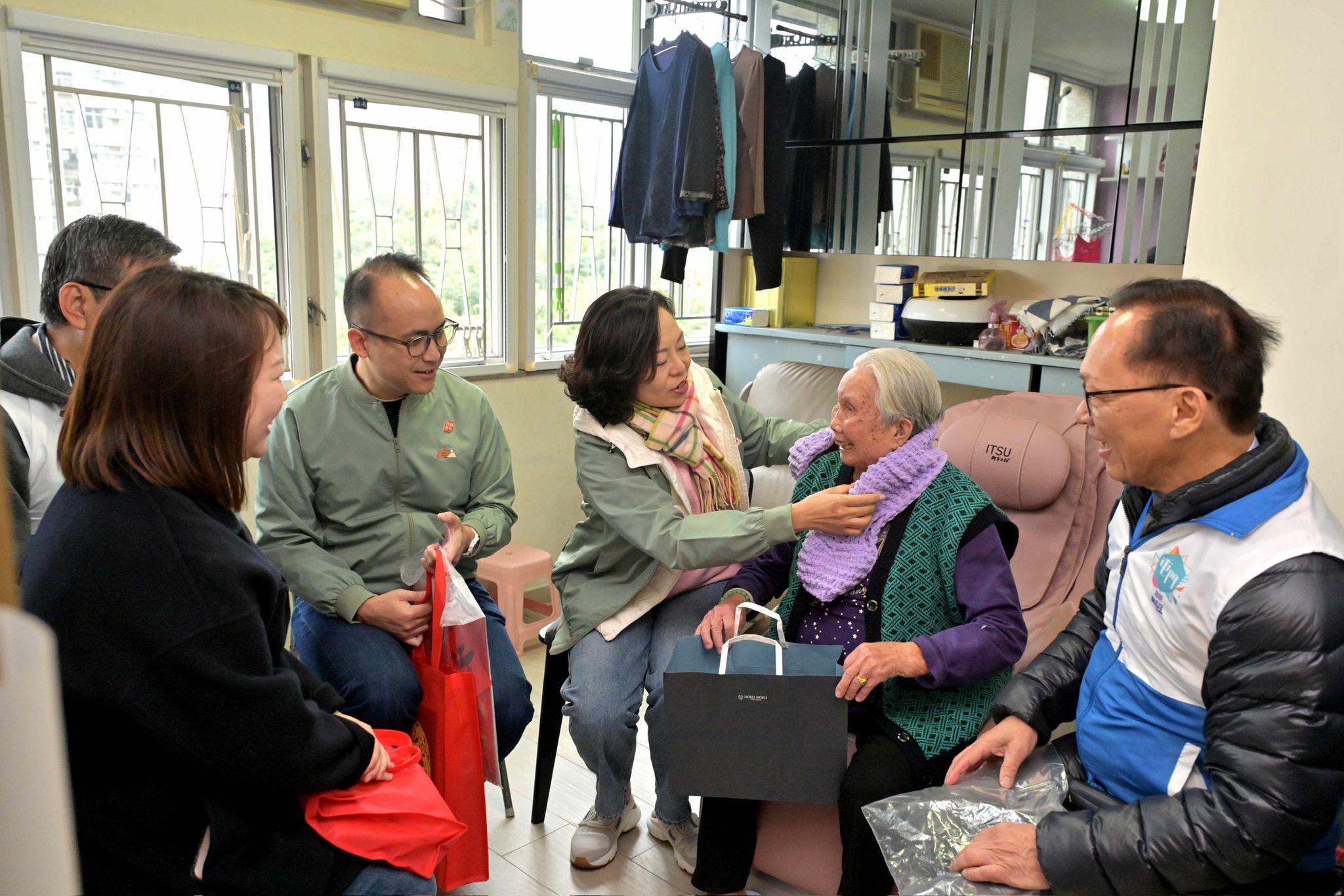 麥美娟到田景邨探訪。(政府新聞處)