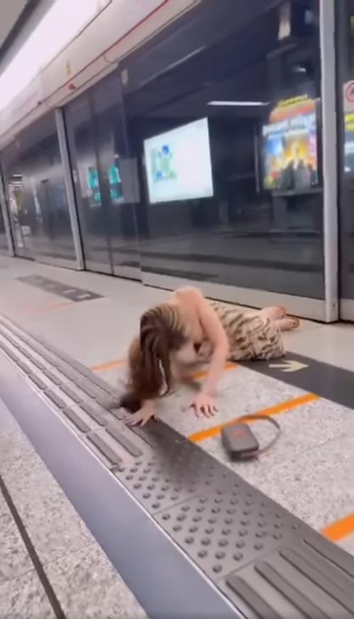 豹紋「醉娃」緩緩起身。(網片截圖)