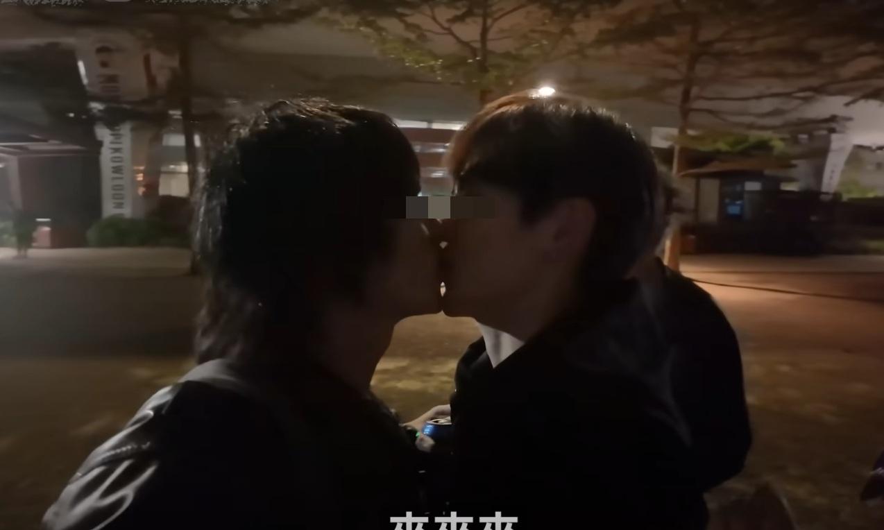 網紅還與幾名少年進行Free Kiss和擁抱。(網片截圖)