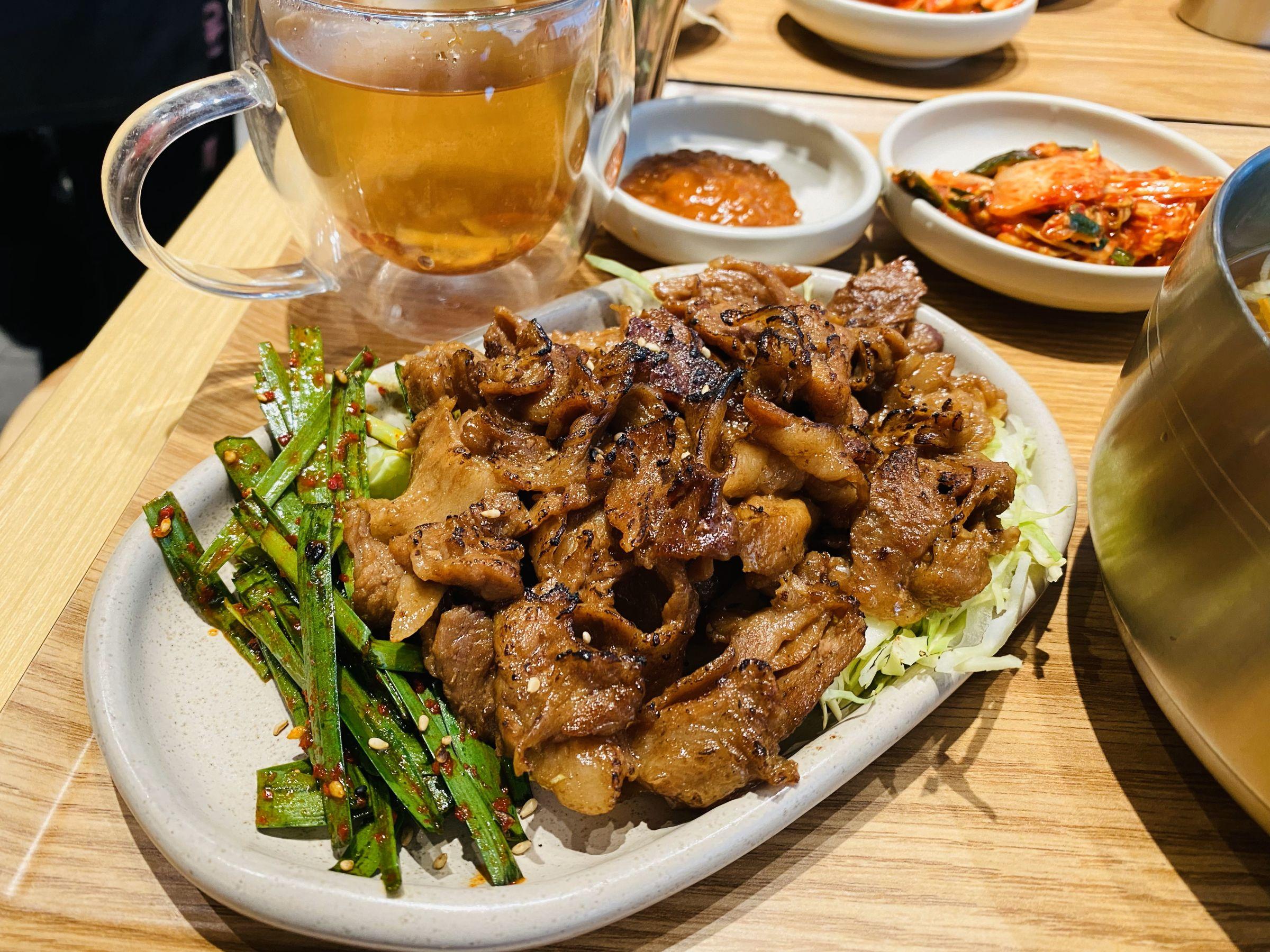 大邱炭烤豬肉每片吸收了香濃肉汁,醬汁鹹甜度剛好,肉質軟嫩,肉邊微焦脆。