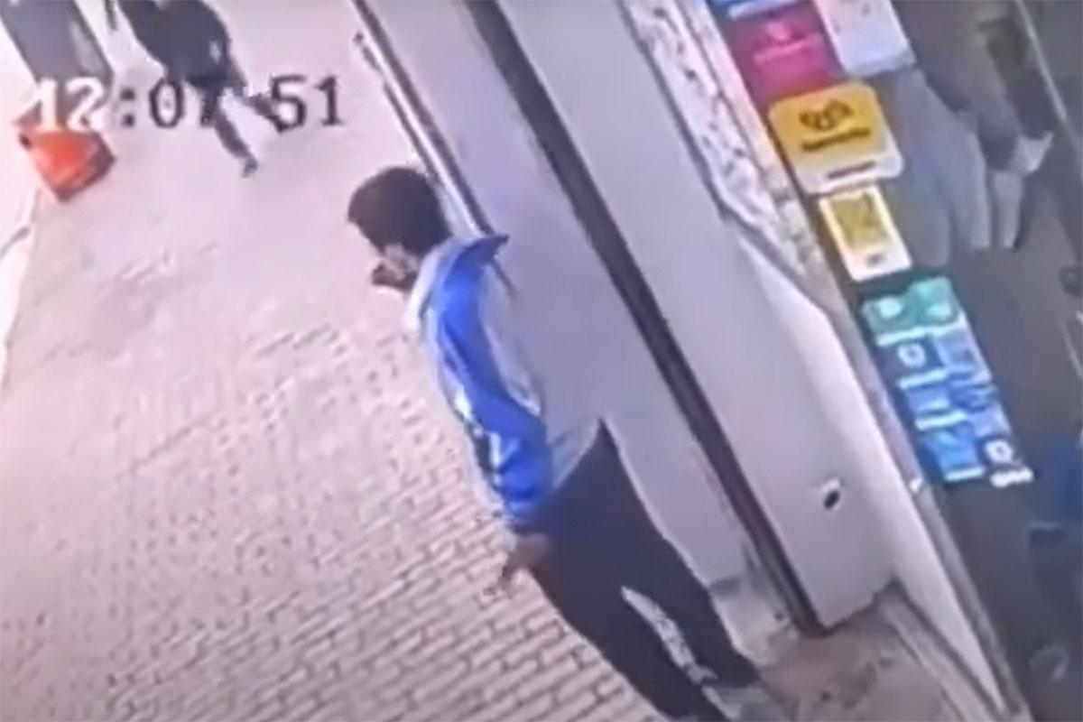 一名中年漢被影到在街頭把整輛單車抬走的過程。(FB群組「香港單車交流團」影片截圖)