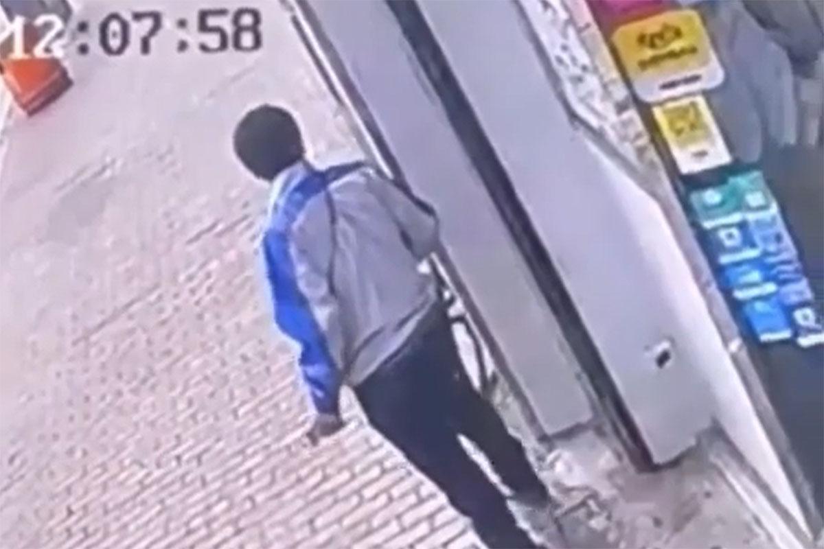 一名中年漢被影到在街頭把整輛單車抬走的過程。(FB群組「香港單車交流團」影片截圖)