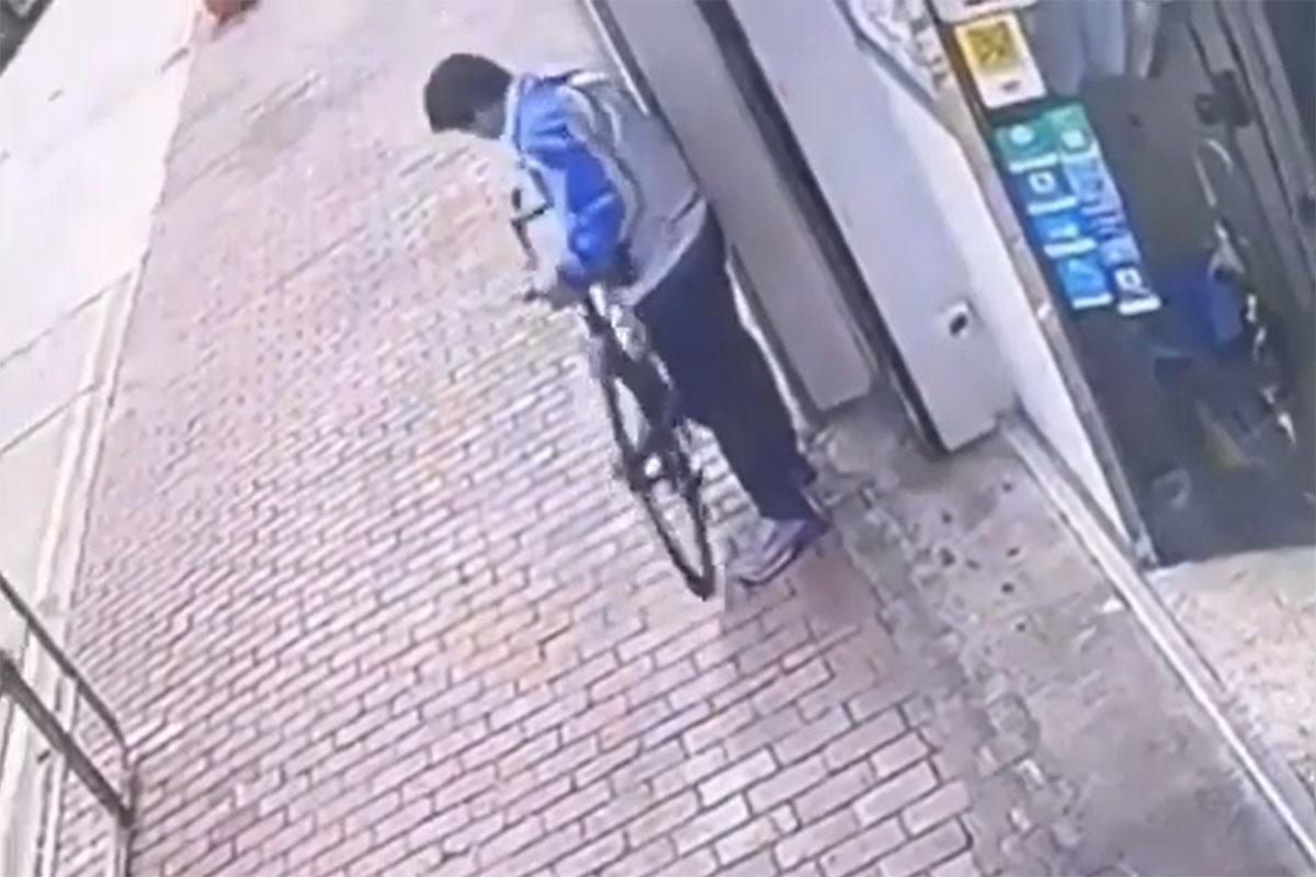 一名中年漢被影到在街頭把整輛單車抬走的過程。(FB群組「香港單車交流團」影片截圖)