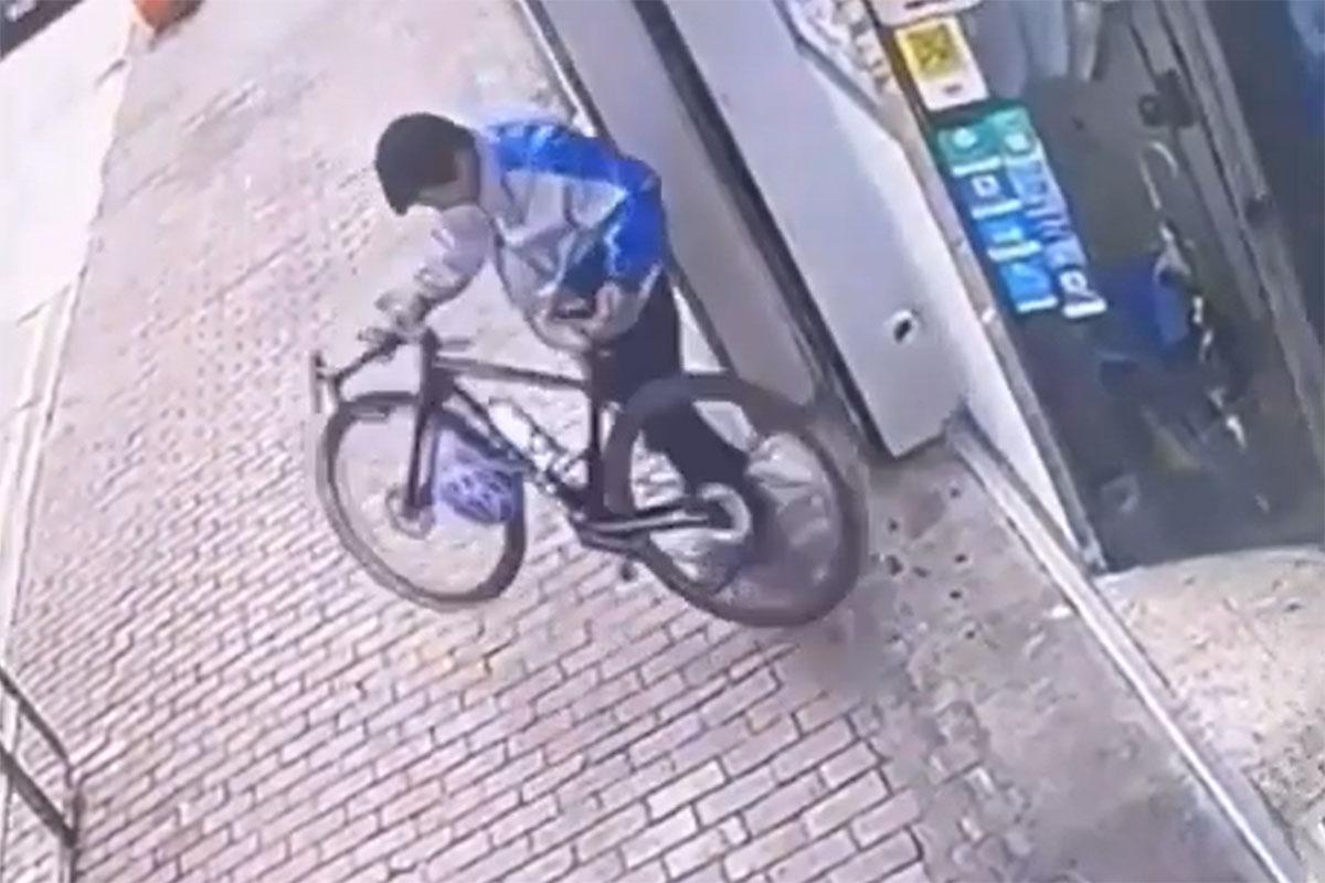 一名中年漢被影到在街頭把整輛單車抬走的過程。(FB群組「香港單車交流團」影片截圖)