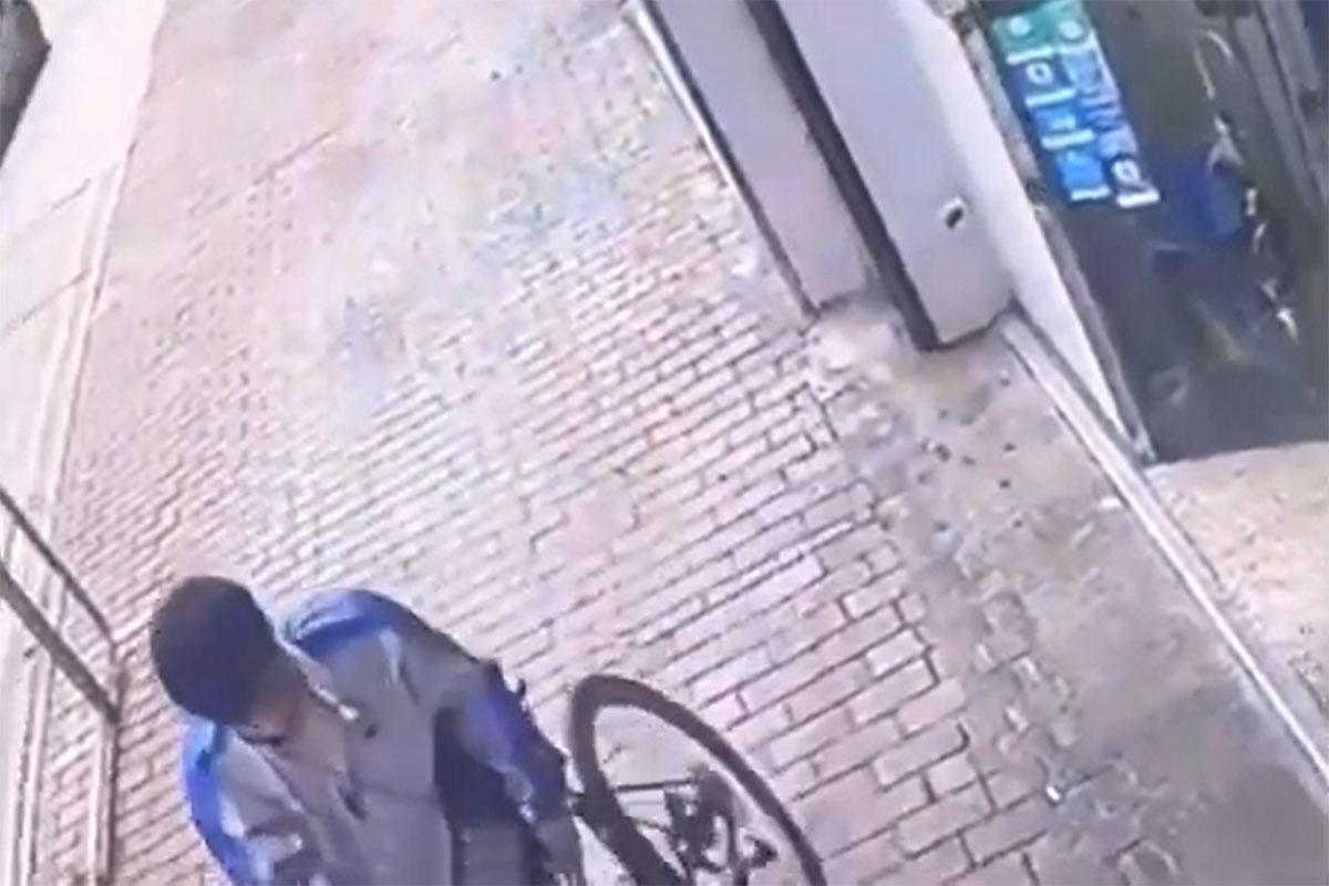 一名中年漢被影到在街頭把整輛單車抬走的過程。(FB群組「香港單車交流團」影片截圖)