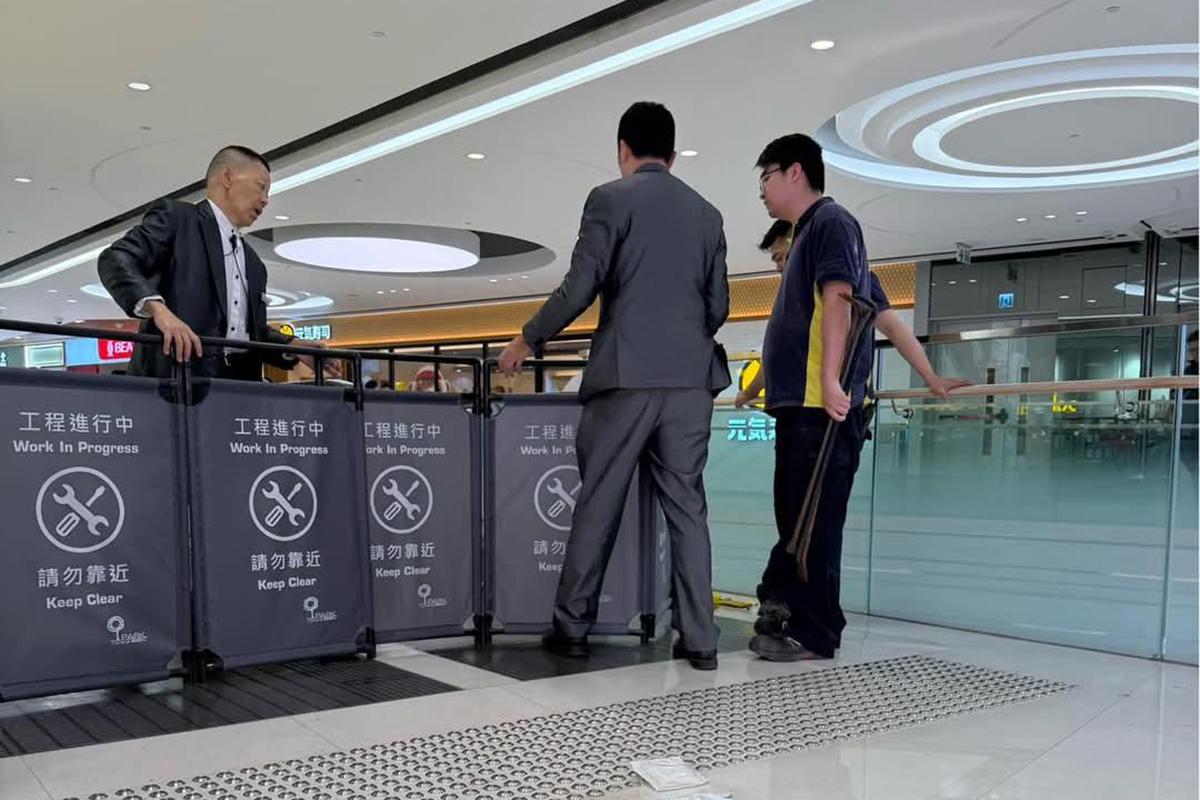 商場事後圍封涉事扶手電梯。(網民Maimei Mai@FB群組「將軍澳主場」)