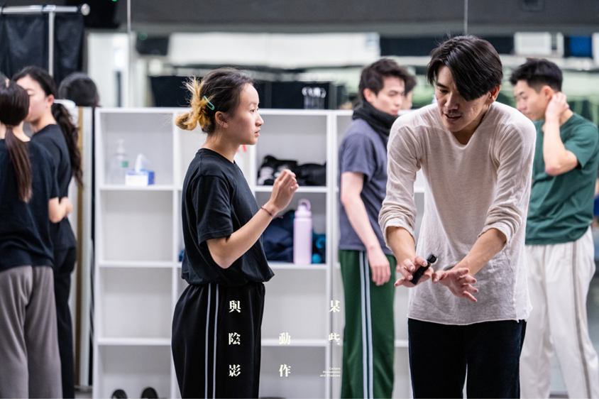 北島以文字書寫城市的絕望與希望;CCDC舞者則透過舞蹈審視生命。