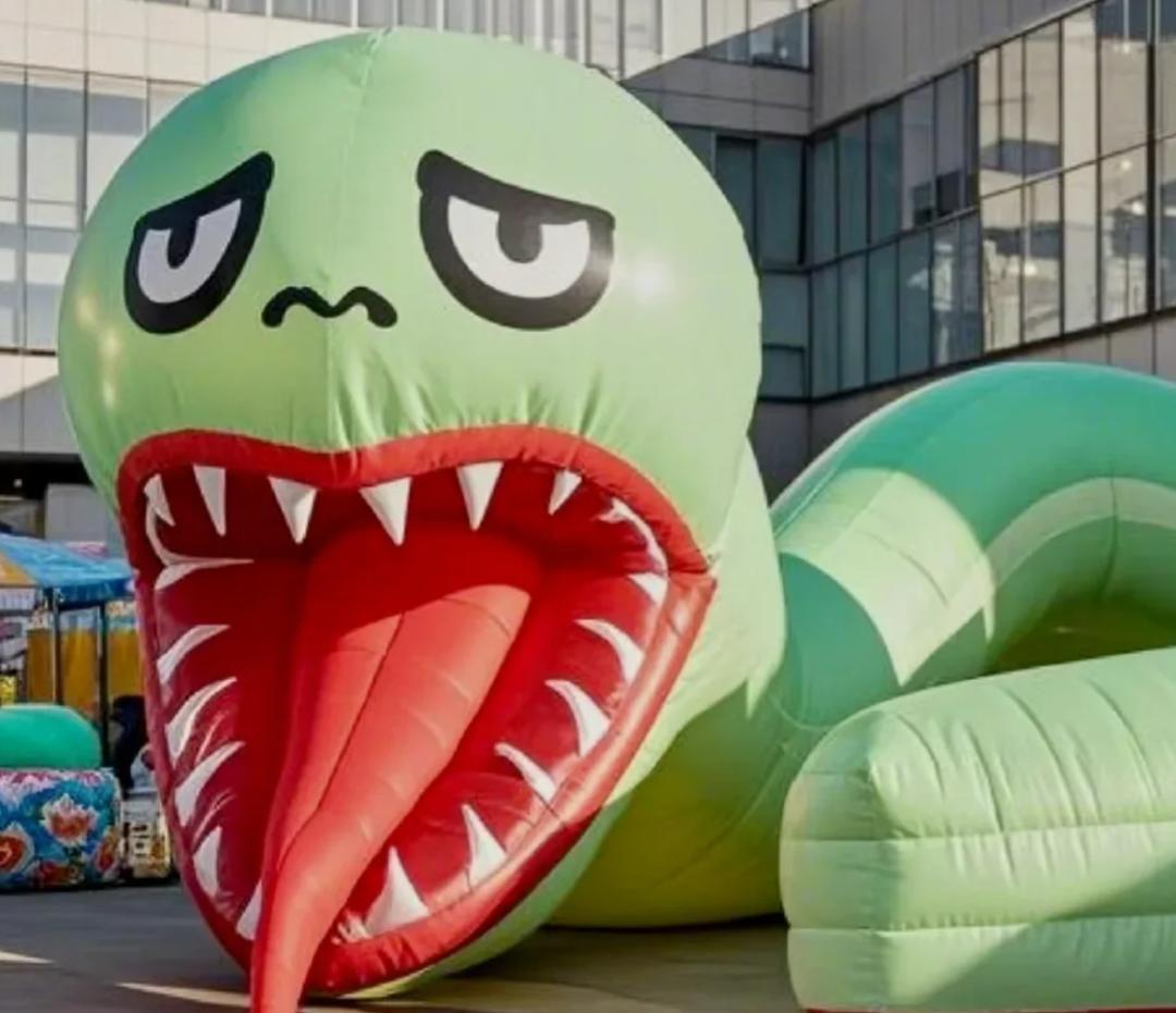 內地某地方的青色蛇年吉祥物。