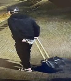 他最後露面時戴黑色鴨舌帽,身穿黑色外套、黑色長褲、深色鞋及携有兩個行李箱。(政府新聞處)