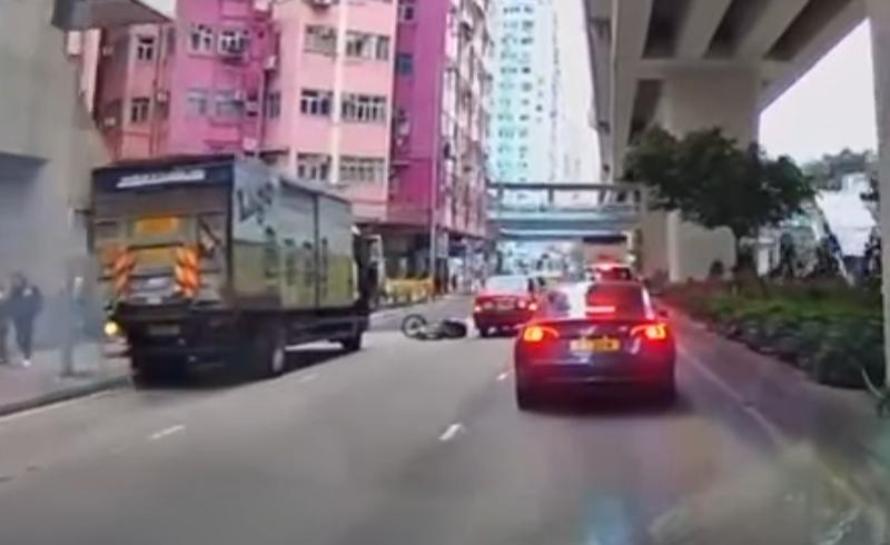 一輛貨車突然開門,途經單車司機險比的士輾過。(fb「車cam L(香港群組)」截圖)