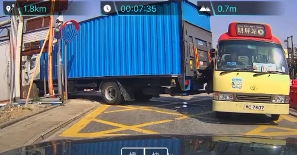 元朗一輛貨車倒車時撞到小巴。(fb「車cam L(香港群組)」截圖)