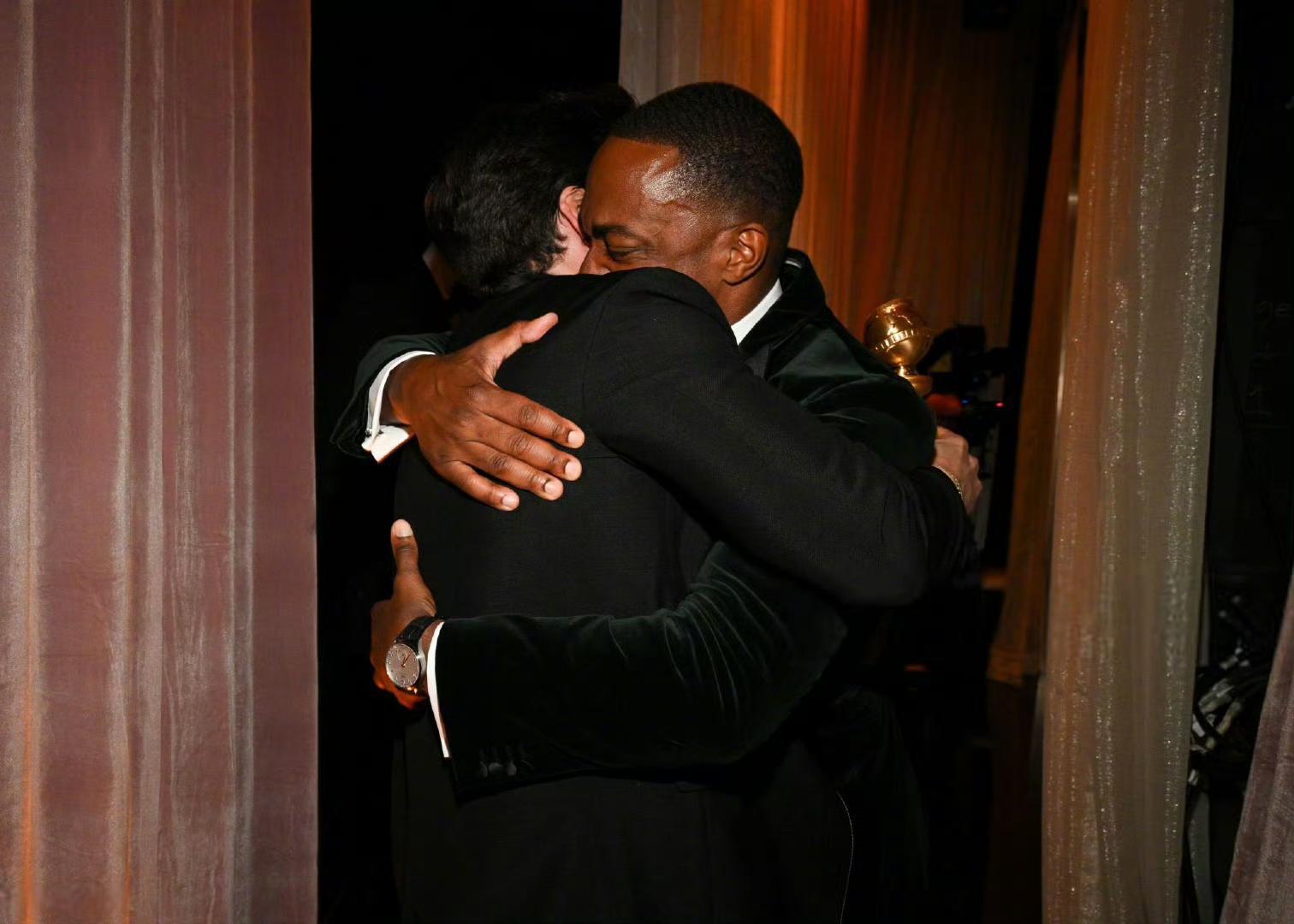 「飛隼」安東尼麥奇向出爐影帝沙巴遜史丹肉緊送抱。