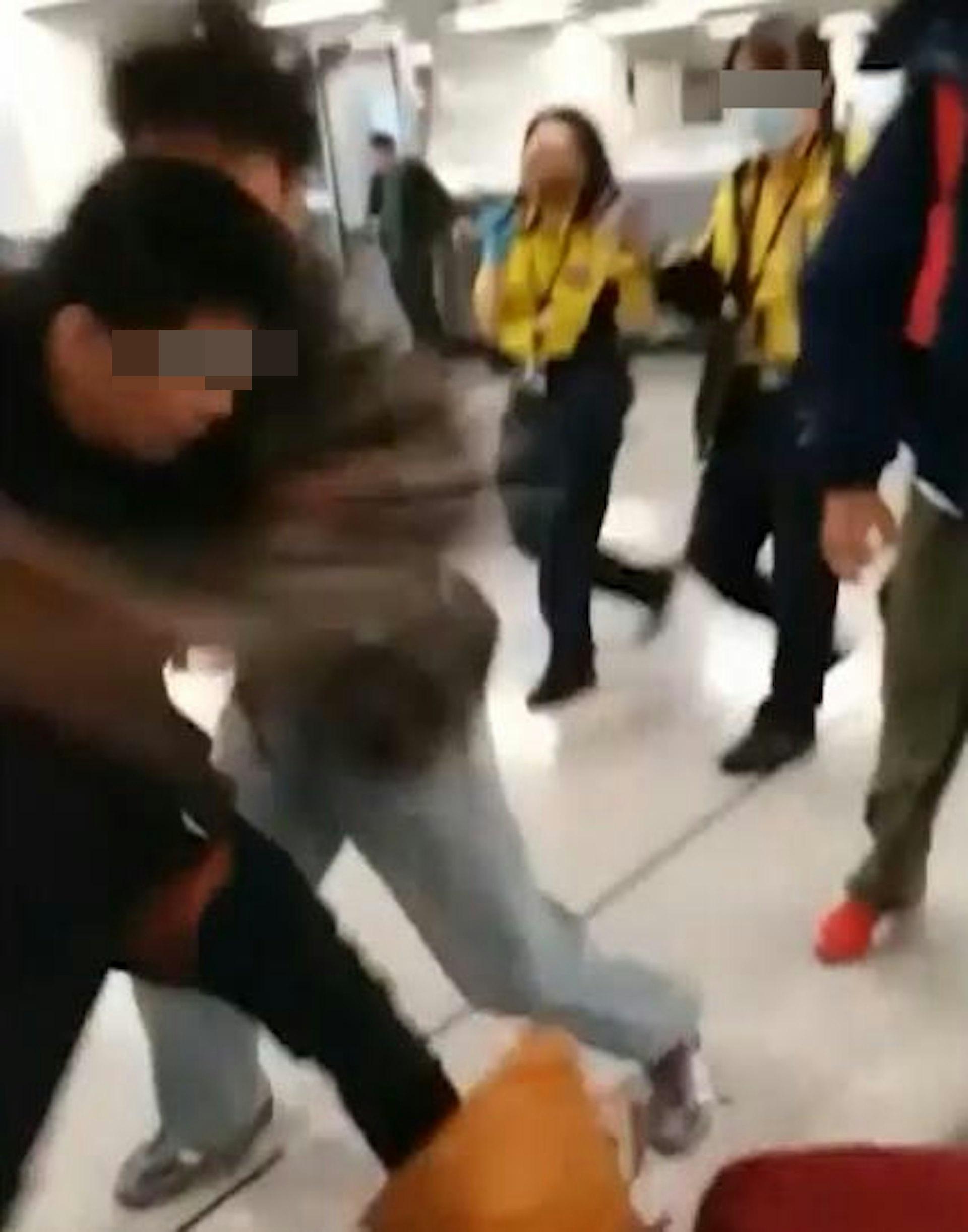 格仔男見狀立即與黑衣男展開肉搏,黑衣男卻試圖繼續攻擊金髮女。(網片截圖)