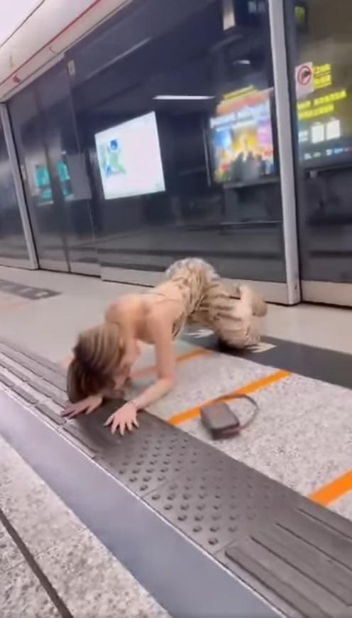 豹紋「醉娃」緩緩起身。(網片截圖)