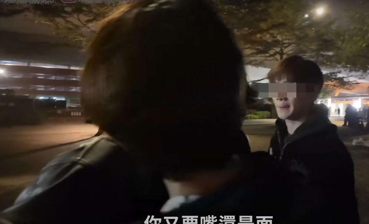 網紅還與幾名少年進行Free Kiss和擁抱。(網片截圖)