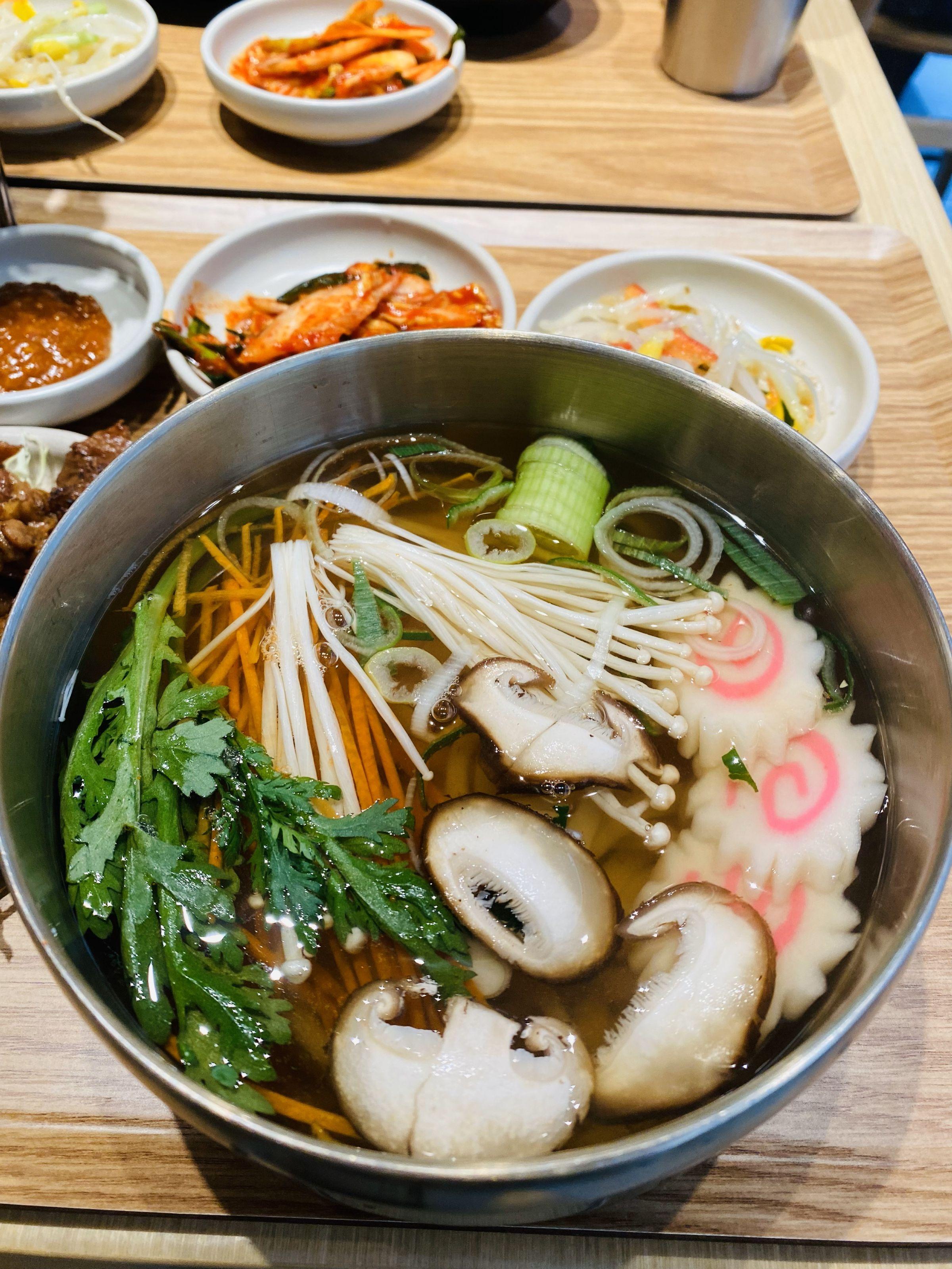 鳥冬滑捋捋,附上冬菇、金菇、魚片。