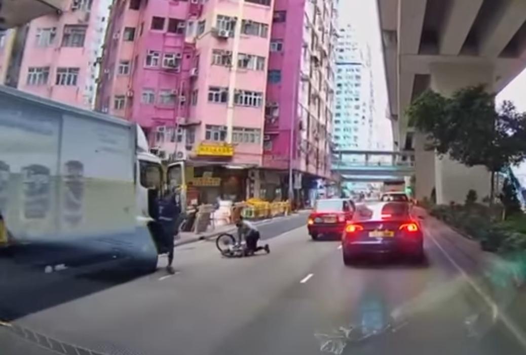 一輛貨車突然開門,途經單車司機險比的士輾過。(fb「車cam L(香港群組)」截圖)