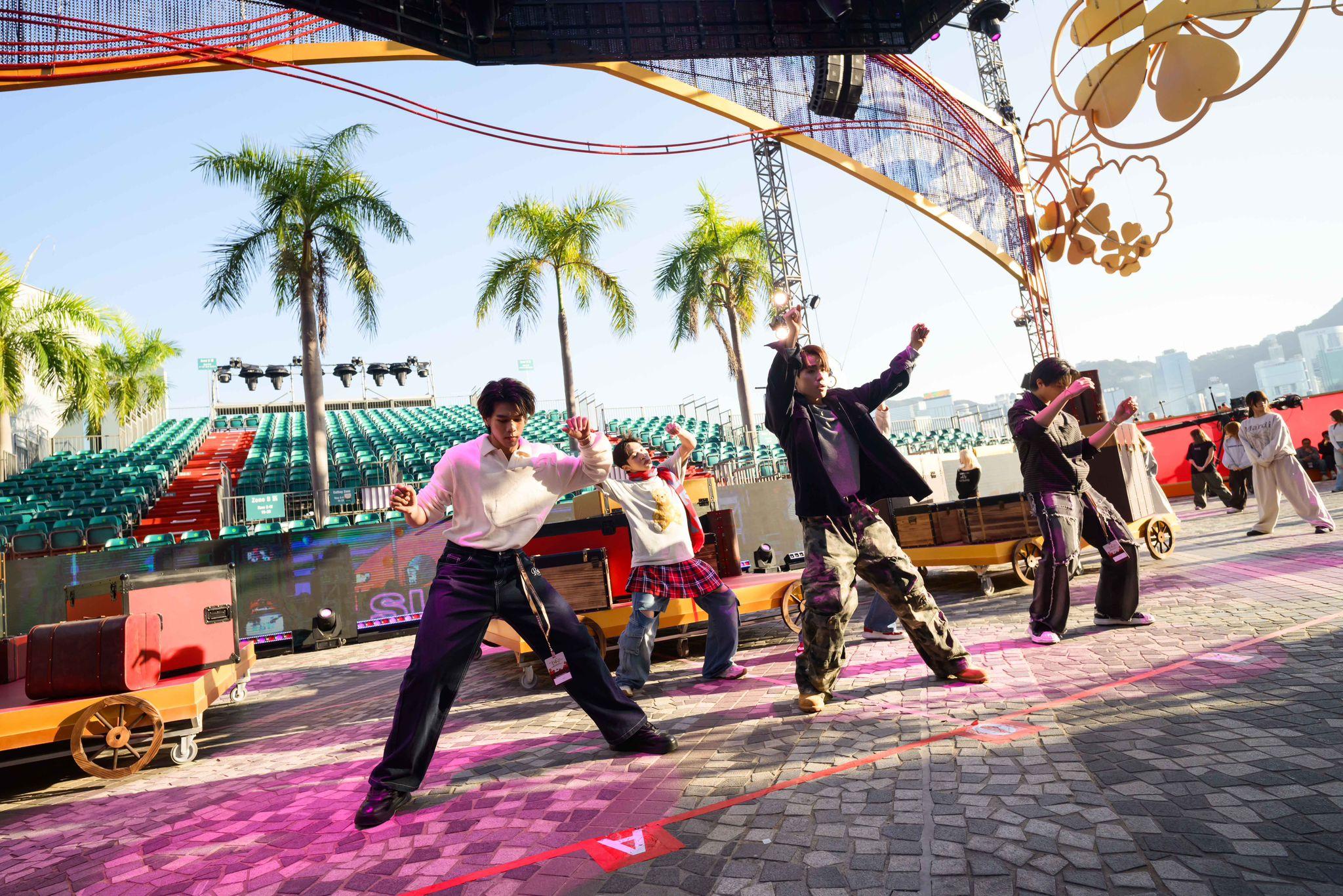 泰國人氣男團LYKN由Nut、Hong、Tui、William及Lego五位成員組成。