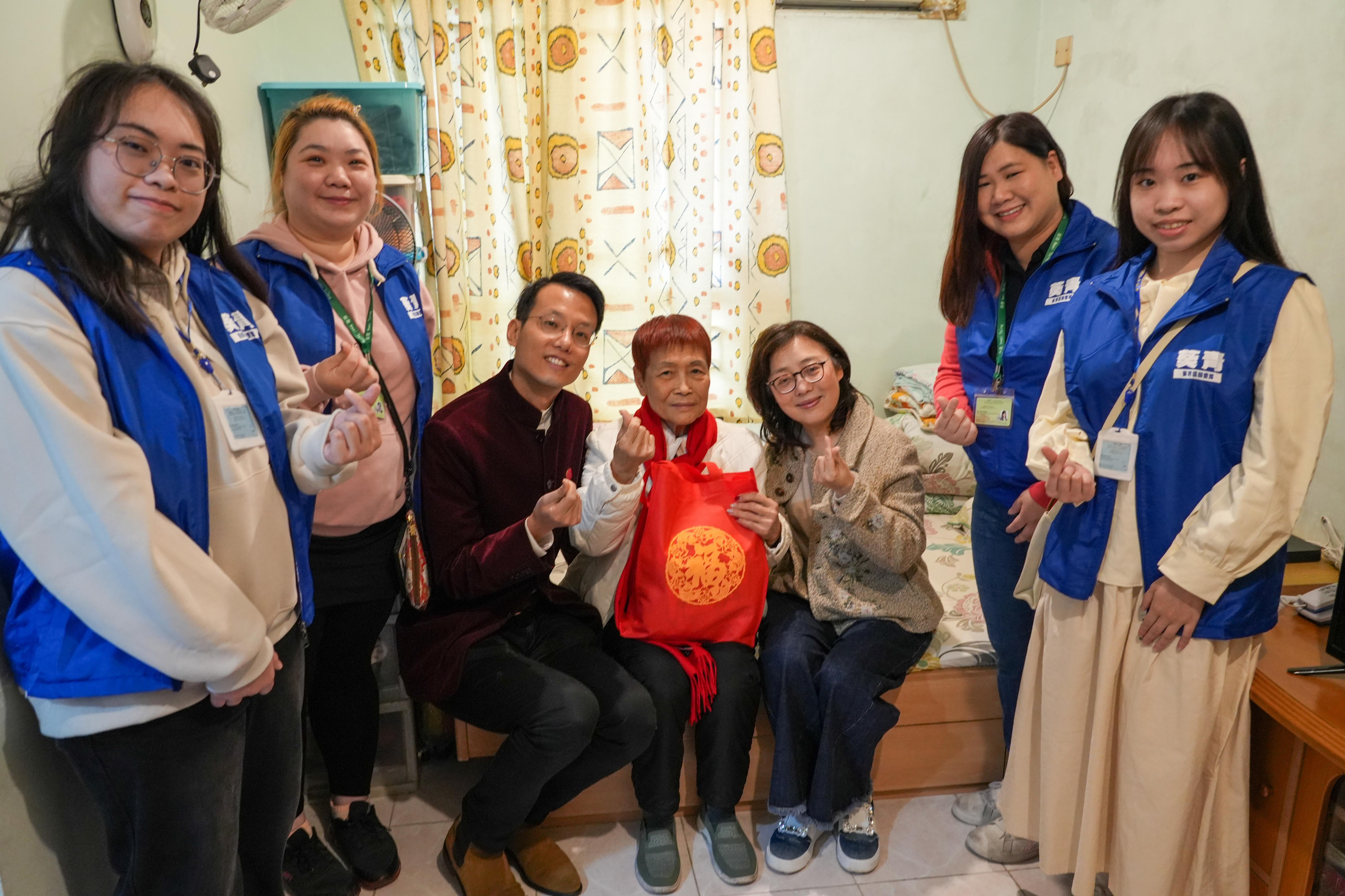 甯漢豪(右三)探訪居於葵芳邨的獨居長者。(政府新聞處)