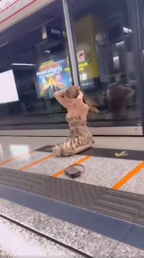 豹紋「醉娃」緩緩起身。(網片截圖)