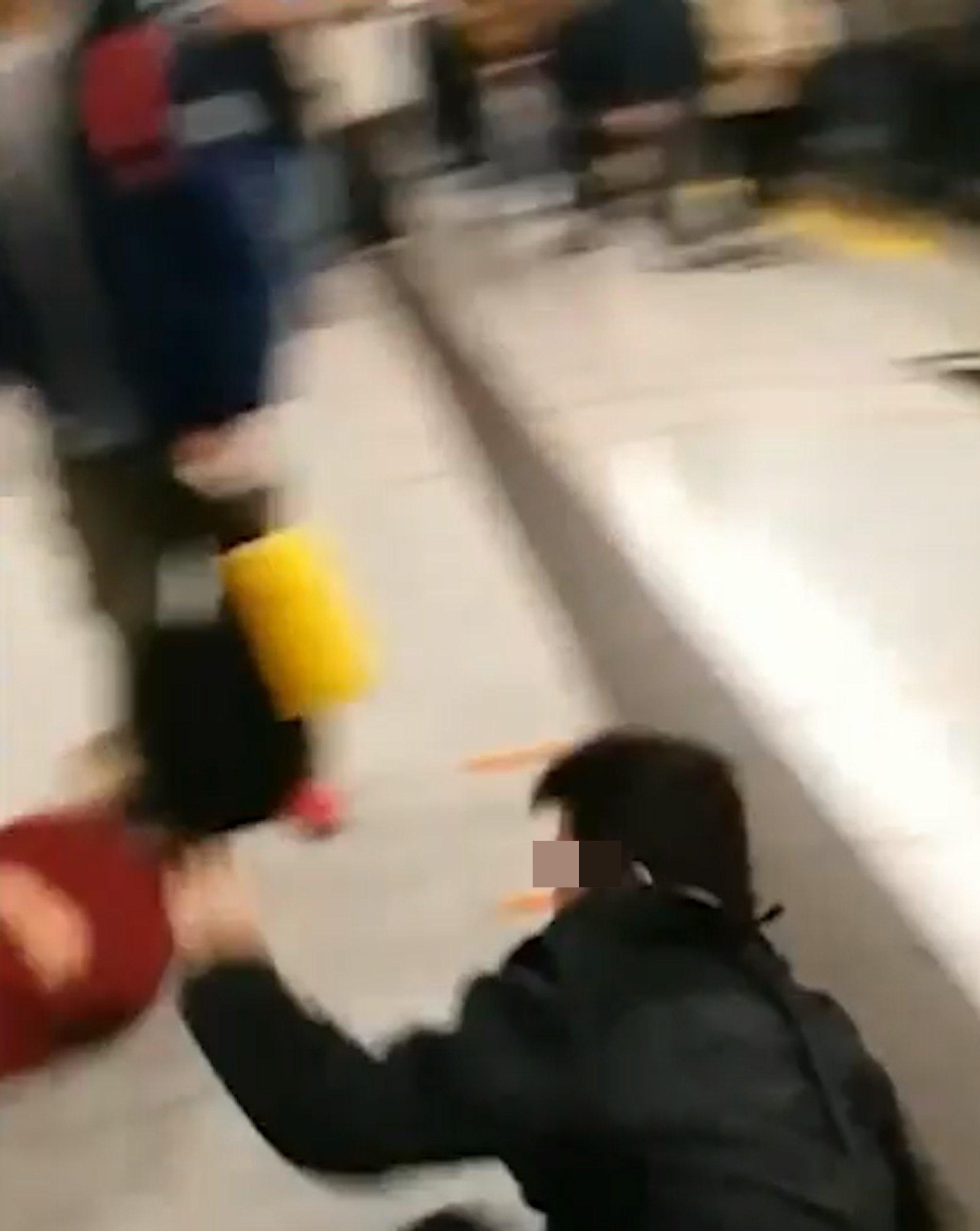 格仔男展施連環拳,打倒黑衣男倒地。(網片截圖)