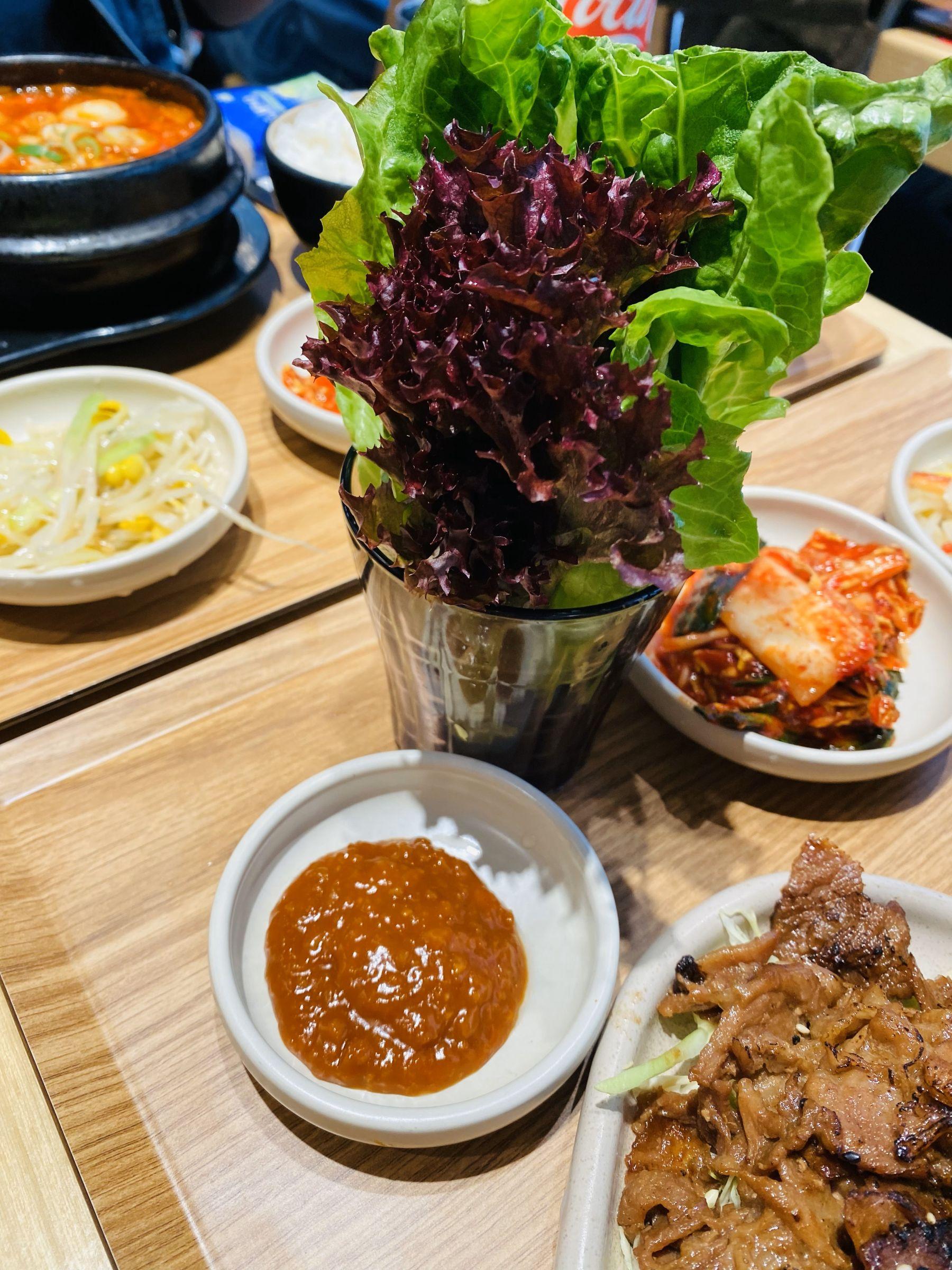 韓國蔬菜盤翠綠清爽,附上味噌醬。